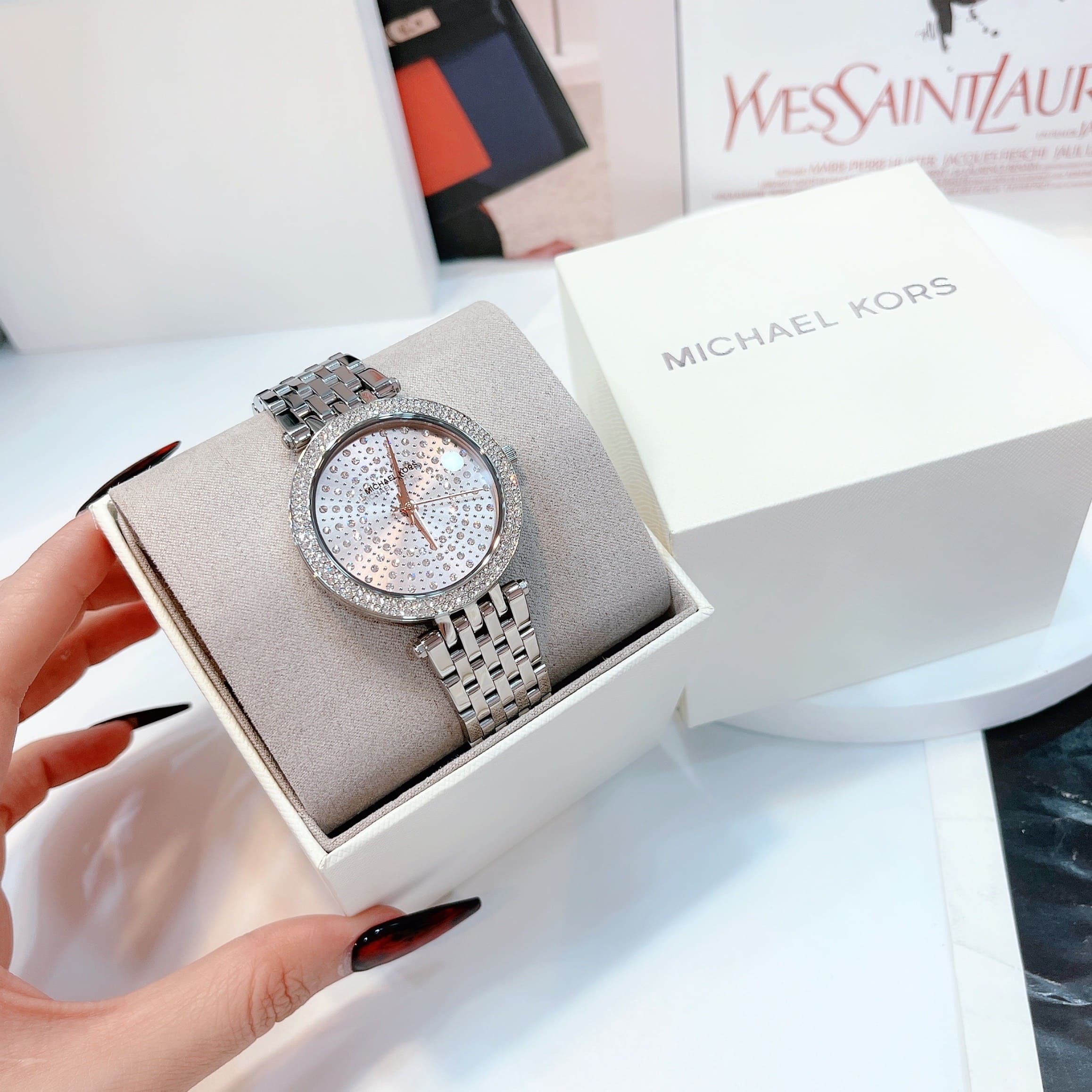 Đồng Hồ Michael Kors Darci |Nữ Giới |Mặt Trắng |Đính Đá |Dây Kim Loại Silver |Máy Pin (Quartz) |Size 39mm |donghogiatot.vn