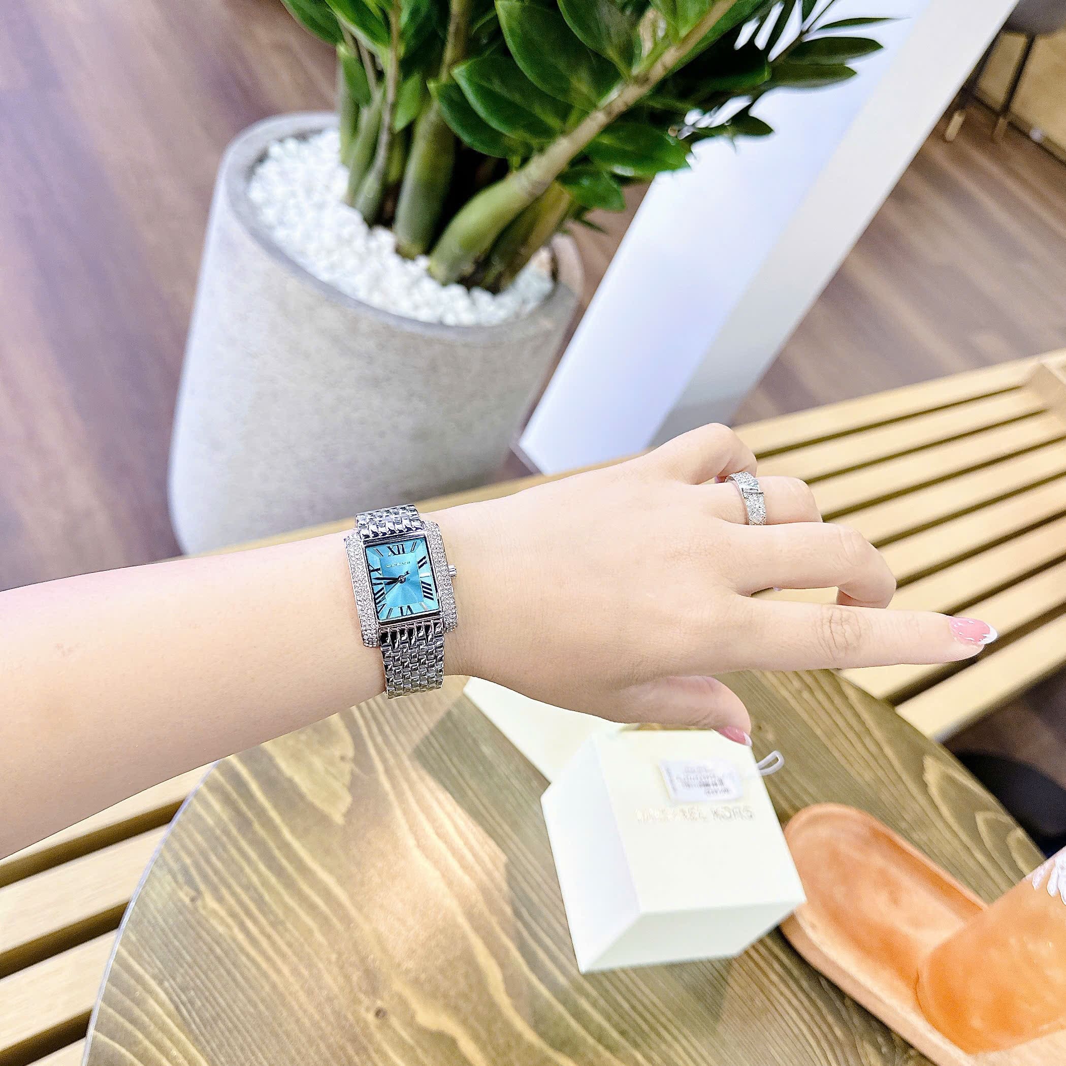 Đồng Hồ Micheal Kors Emery |Nữ Giới |Mặt Chữ Nhật |Xanh Dương |Dây Kim Loại |Máy Pin (Quartz) |Size 33x37mm |donghogiatot.vn