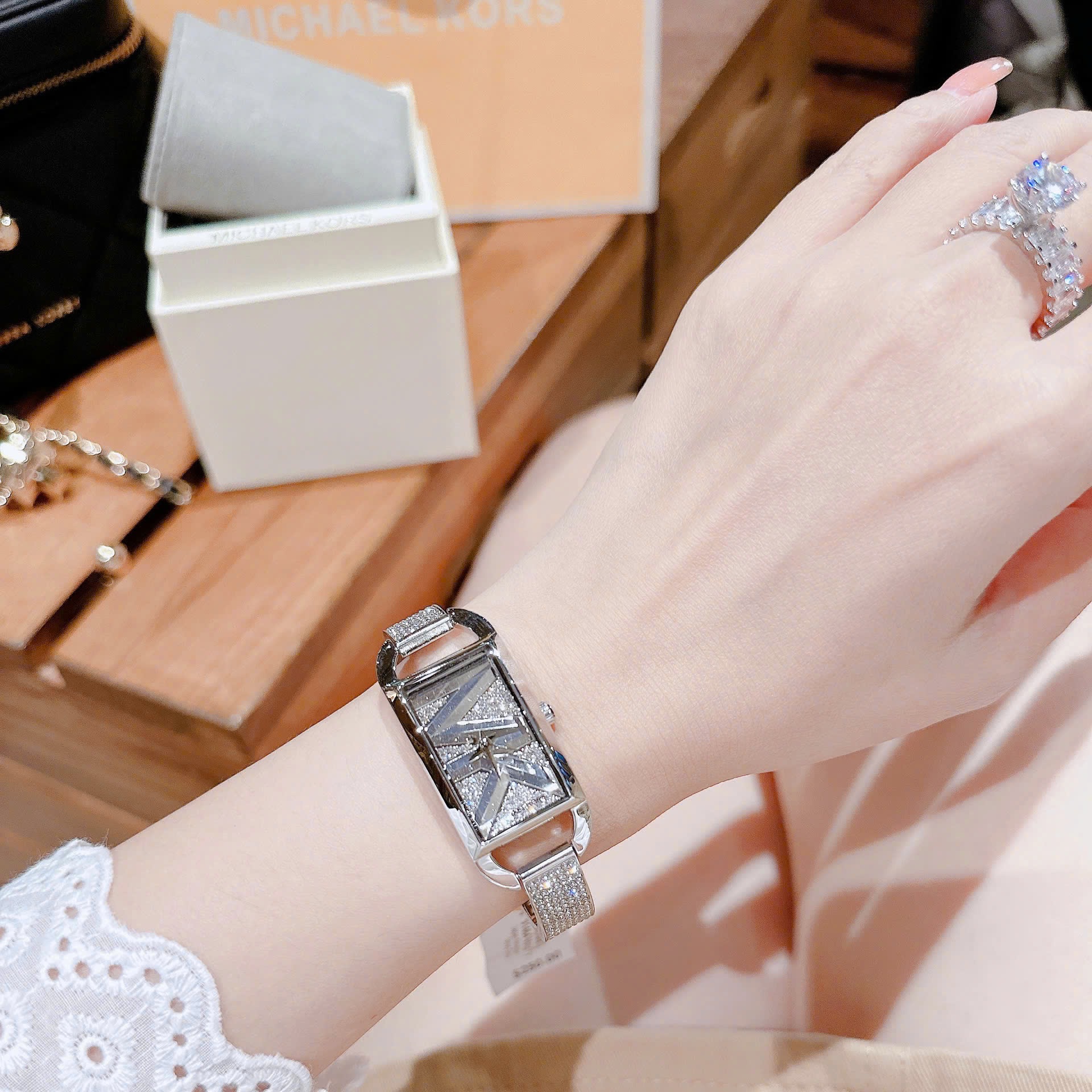 Đồng Hồ Michael Kors Empire |Nữ Giới |Mặt Chữ Nhật |Dây Lưới Silver |Máy Pin (Quartz) |Size 28x34mm |donghogiatot.vn