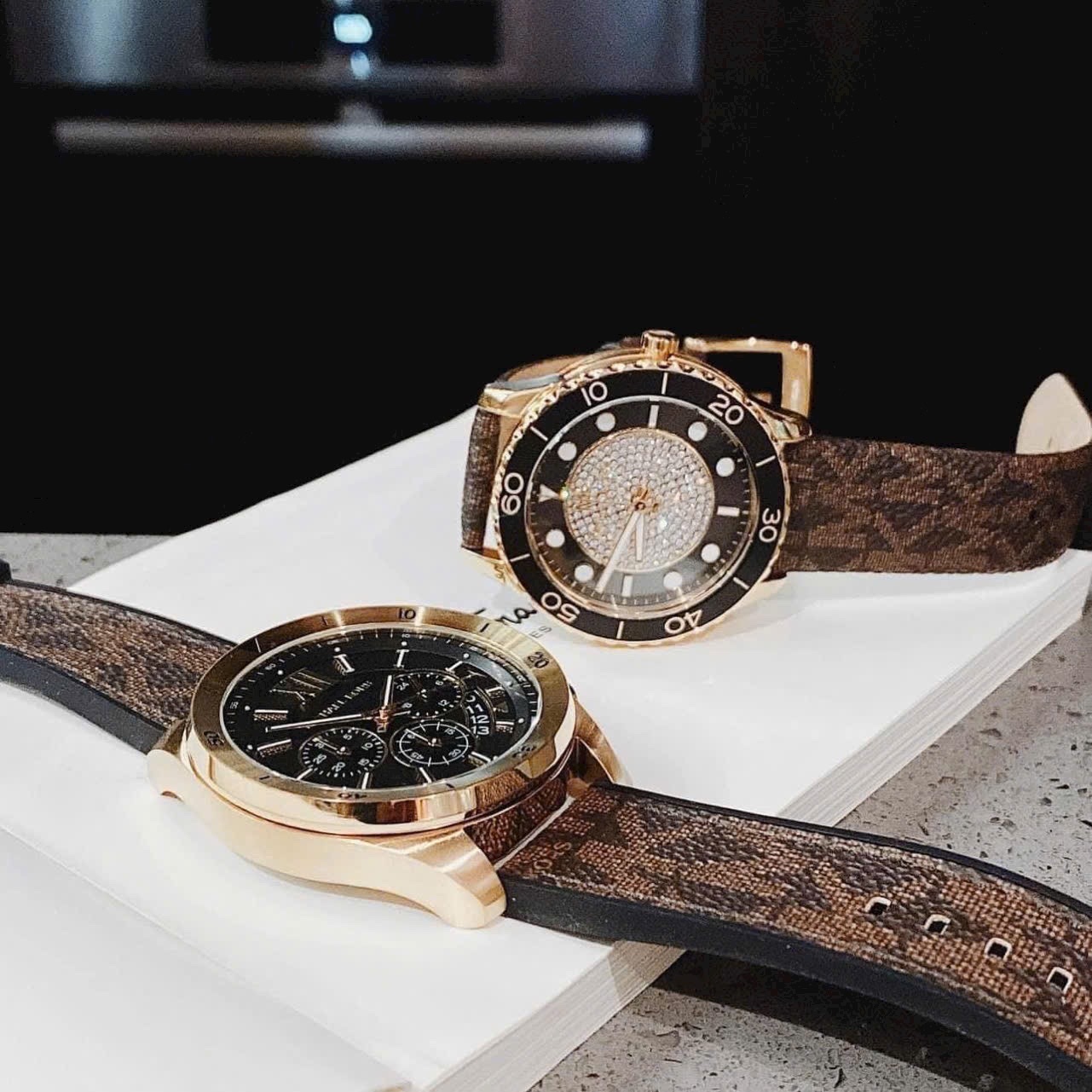 Đồng Hồ Michael Kors Brecken |Cặp Đôi |Mặt Đen |Dây Da Nâu |Máy Pin (Quartz) |Size 45x40mm |donghogiatot.vn