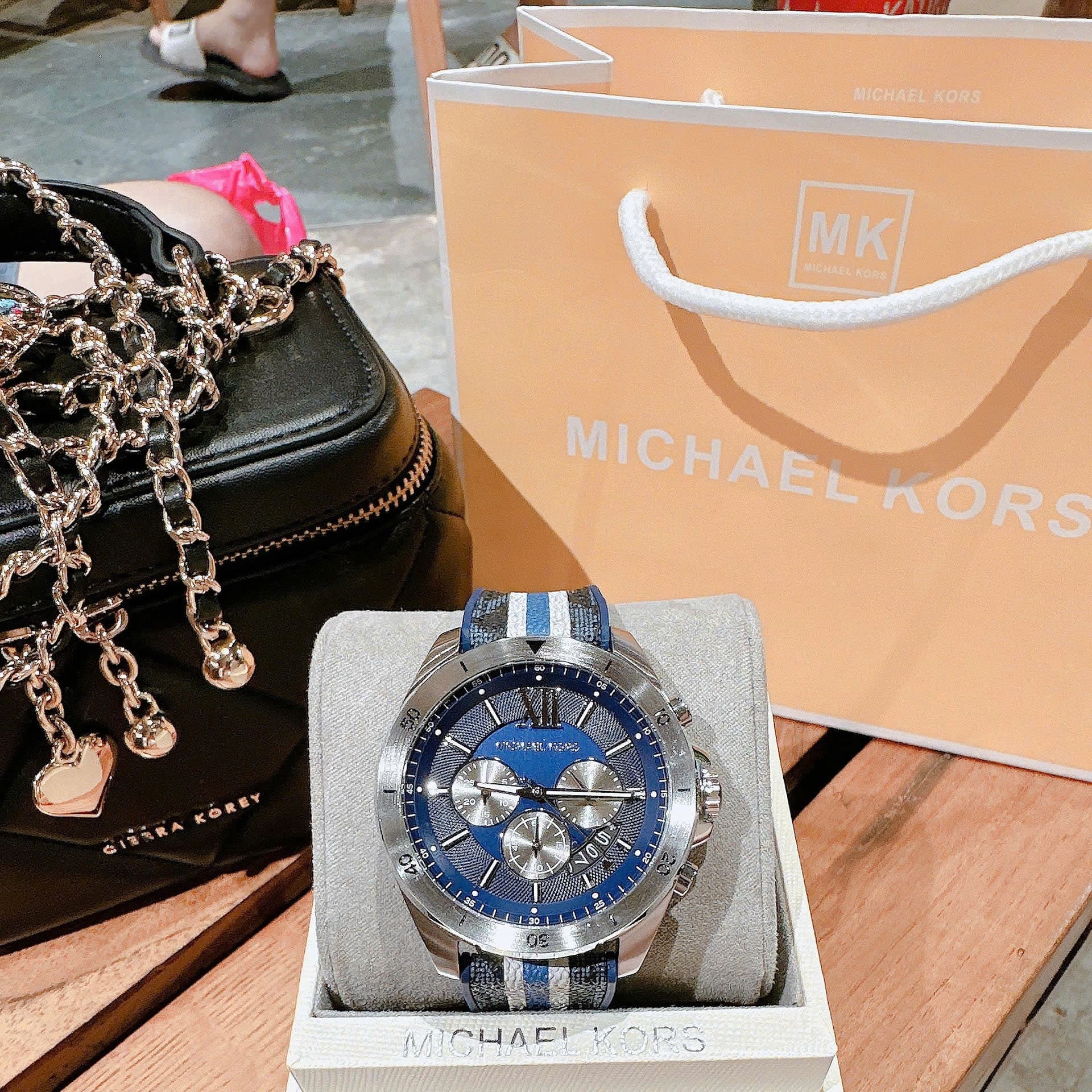 Đồng Hồ Michael Kors Brecken |Nam Giới |Chronograph |Dây Silicone Sọc Xanh |Máy Pin (Quartz) |Size 45mm |donghogiatot.vn