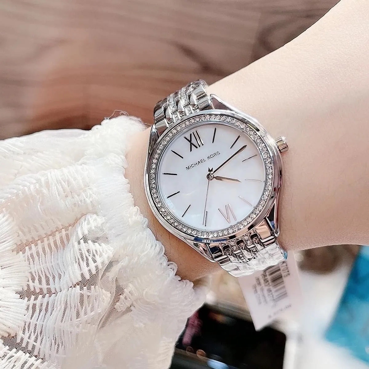 Đồng Hồ Micheal Kors Mindy |Nữ Giới |Mặt Trắng |Dây Kim Loại Đính Đá Silver |Máy Pin (Quartz) |Size 36mm |donghogiatot.vn
