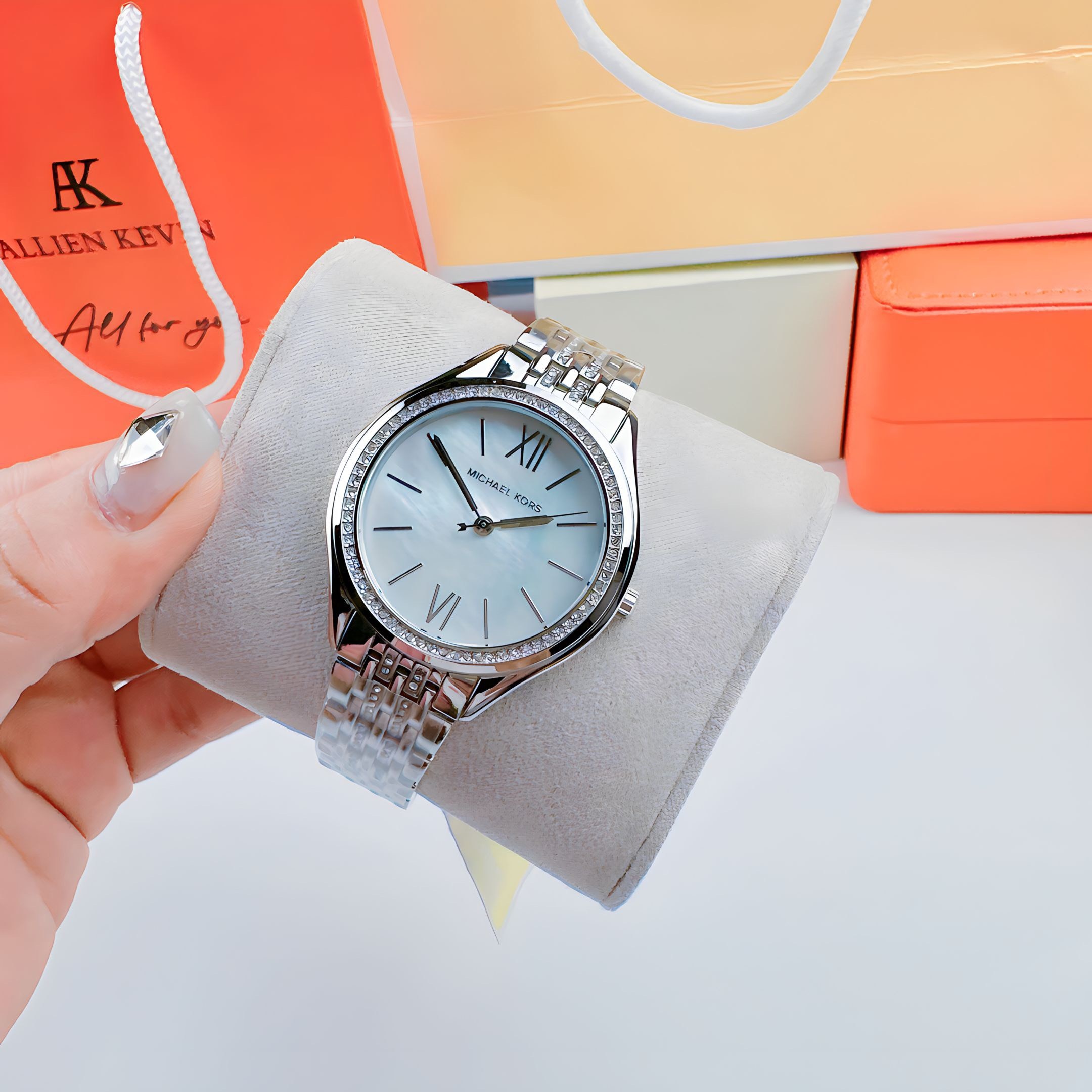 Đồng Hồ Micheal Kors Mindy |Nữ Giới |Mặt Trắng |Dây Kim Loại Đính Đá Silver |Máy Pin (Quartz) |Size 36mm |donghogiatot.vn