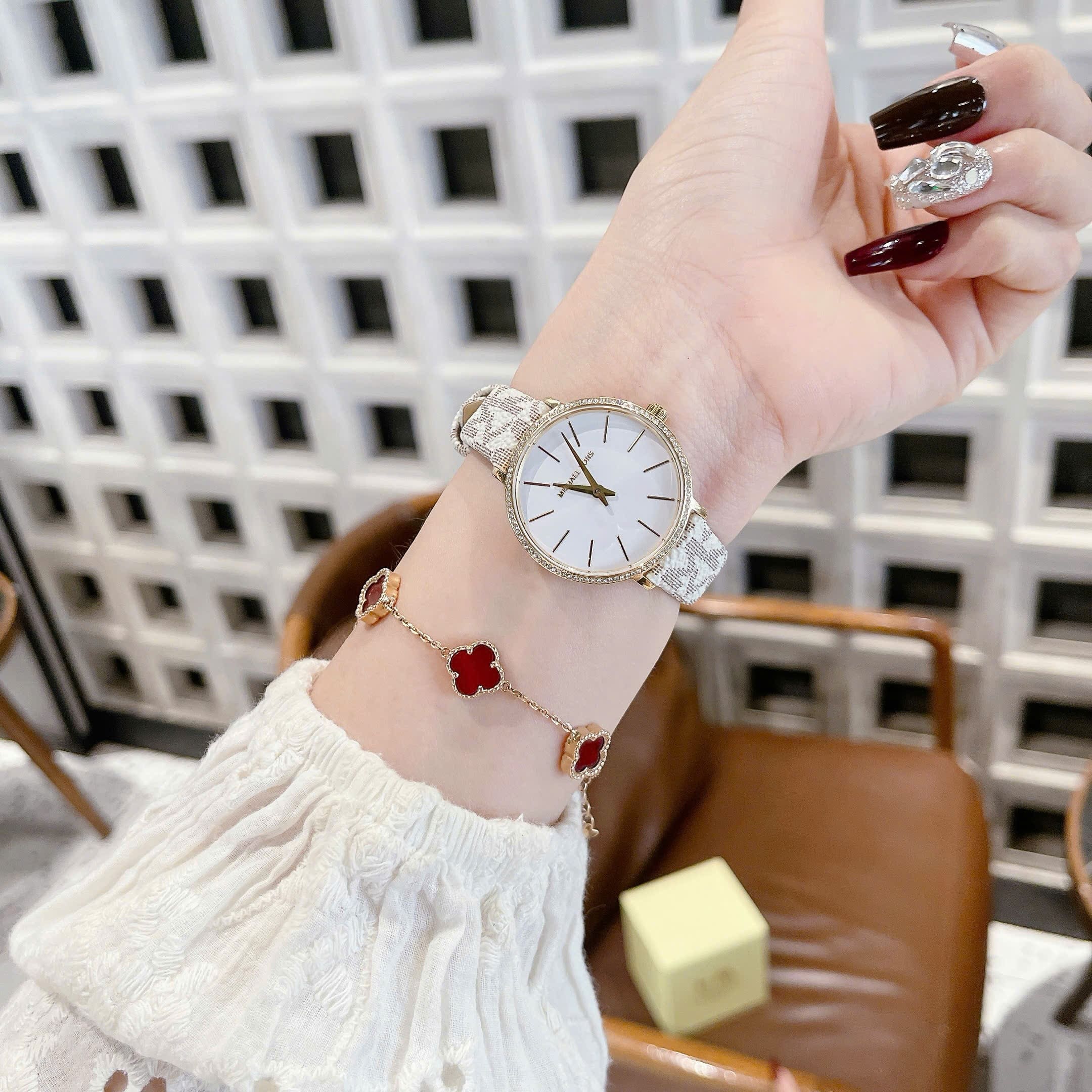 Đồng Hồ Micheal Kors Pyper |Nữ Giới |Vàng Gold |Dây Da Trắng Họa Tiết Logo |Máy Pin (Quartz) |Size 32mm |donghogiatot.vn