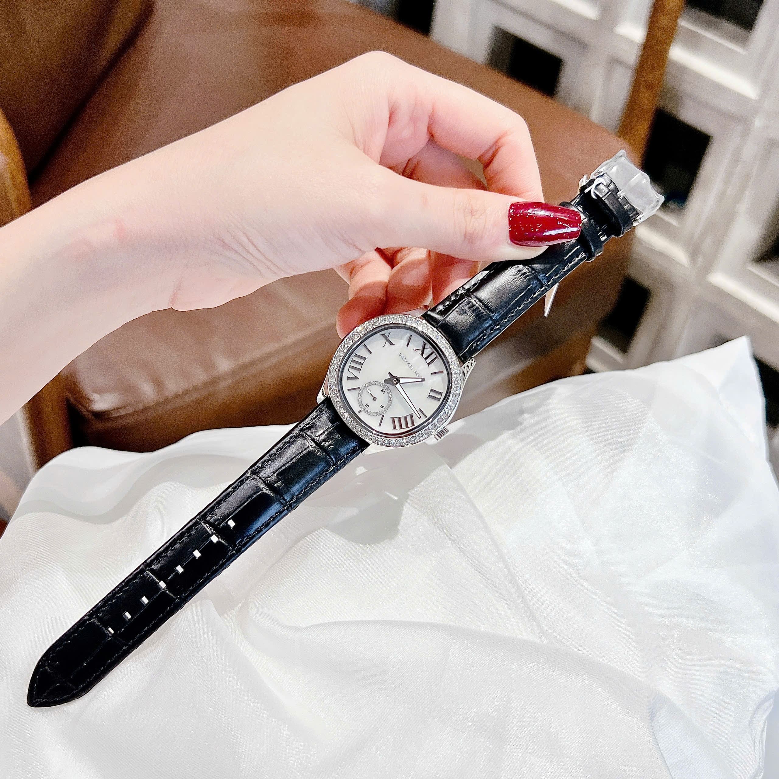 Đồng Hồ Micheal Kors Sage |Nữ Giới |Đính Đá Silver |Dây Da Màu Đen |Máy Pin (Quartz) |Size 36mm |donghogiatot.vn