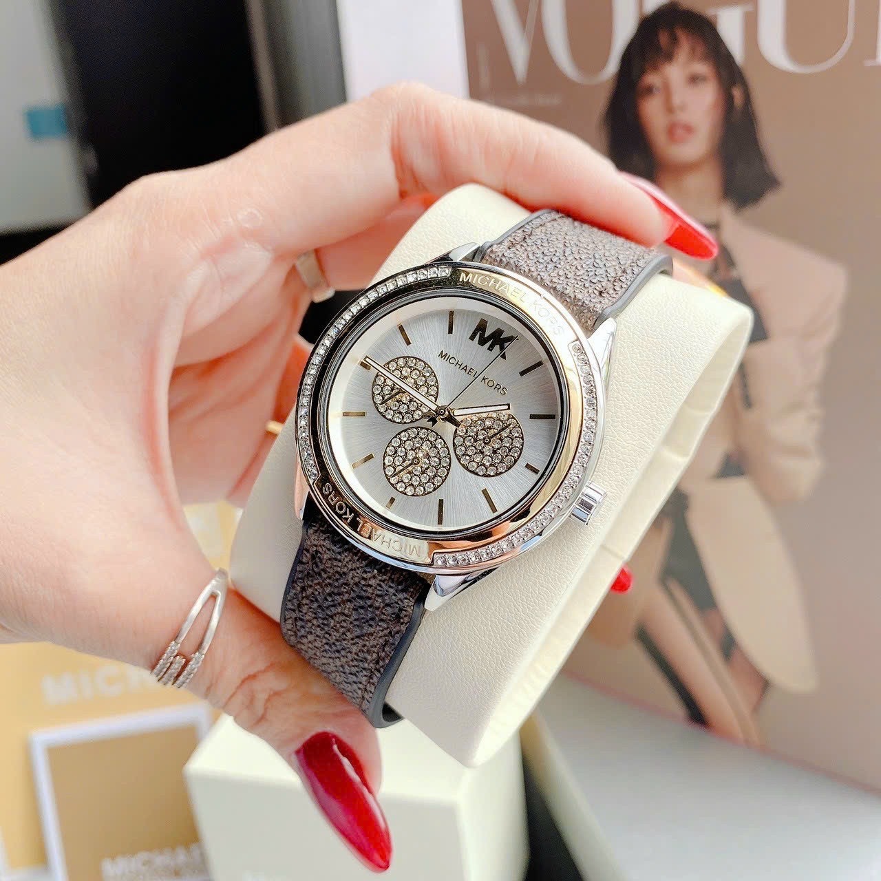 Đồng Hồ Michael Kors Jessa |Unisex |Demi Vàng |Dây Silicone Nâu Bọc Da |Máy Pin (Quartz) |Size 40mm |donghogiatot.vn