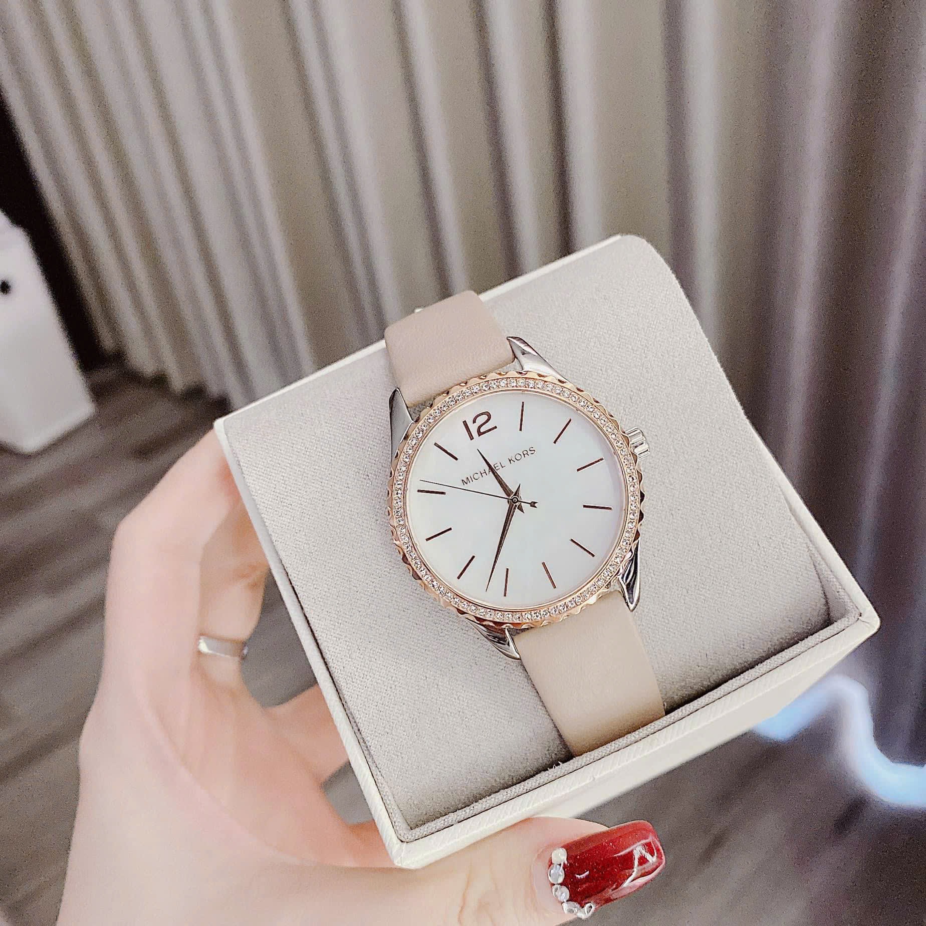 Đồng Hồ Michael Kors Layton |Nữ Giới |Đính Đá |Vàng Hồng |Dây Da Màu Nude |Máy Pin (Quartz) |Size 38mm |donghogiatot.vn