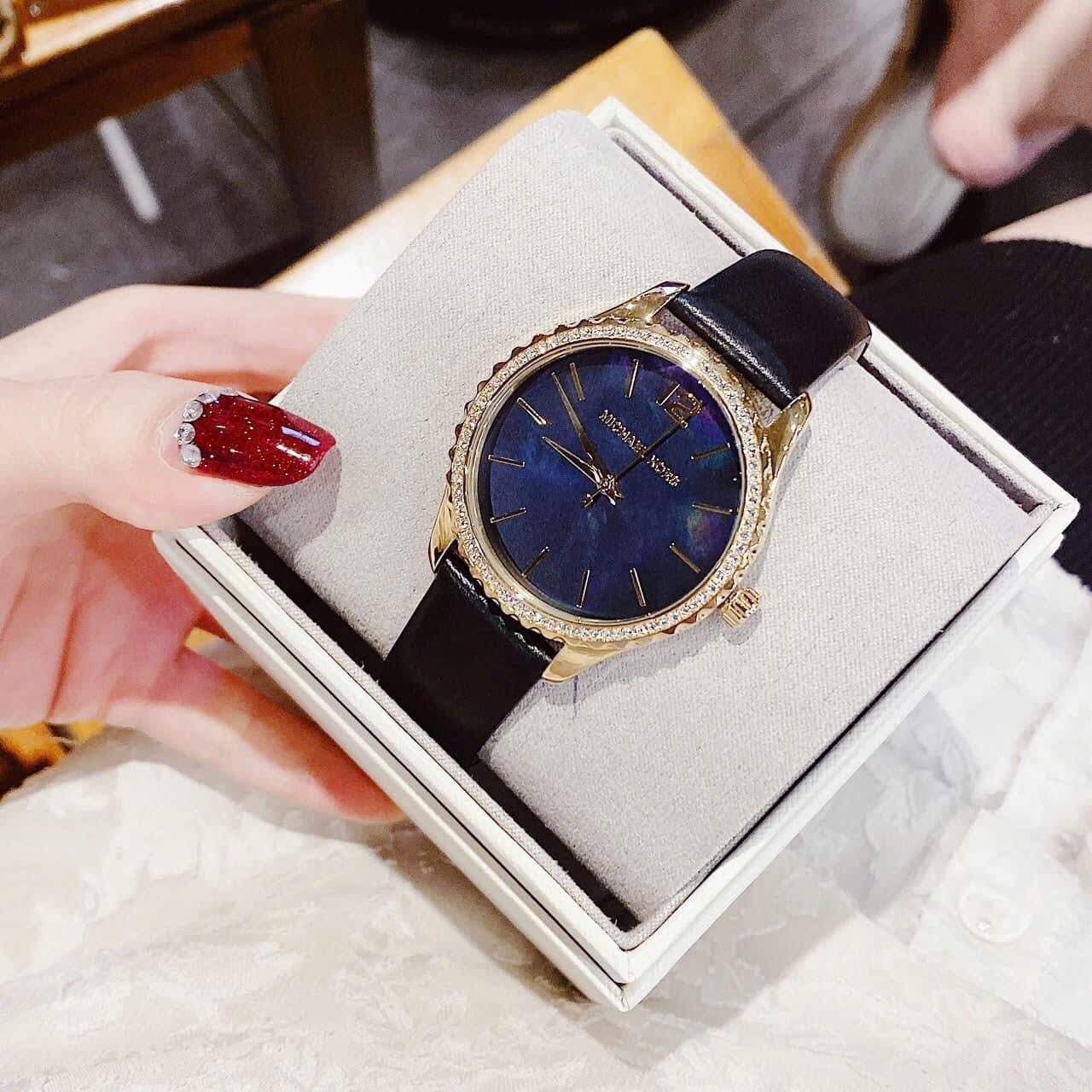 Đồng Hồ Michael Kors Layton |Nữ Giới |Mặt Khảm Trai Xanh |Dây Da Màu Đen |Máy Pin (Quartz) |Size 38mm |donghogiatot.vn