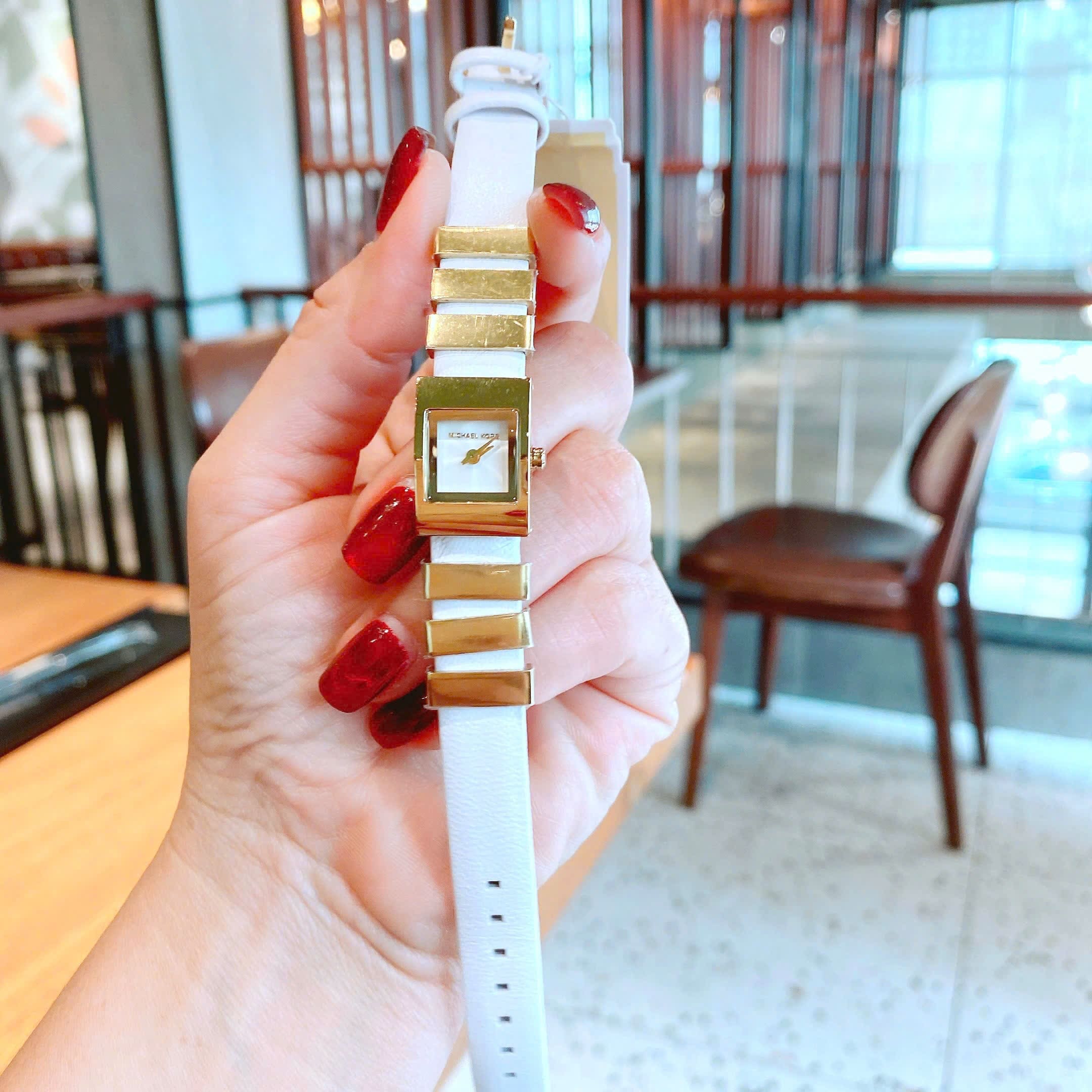 Đồng Hồ Micheal Kors Mini Darrington |Nữ Giới |Mặt Vuông |Vàng Gold |Dây Da Trắng |Máy Pin (Quartz) |Size 15mm |donghogiatot.vn