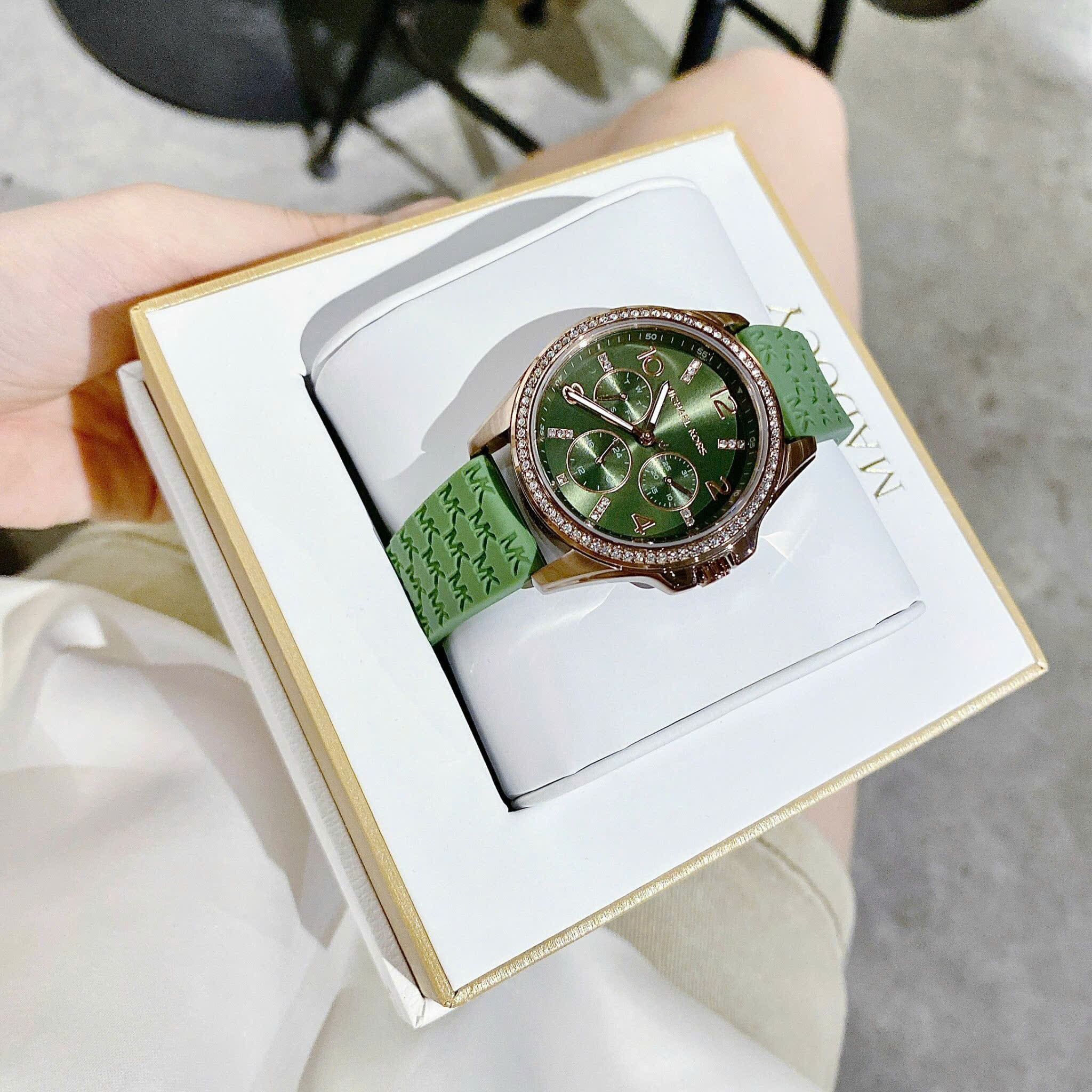 Đồng Hồ Michael Kors Mini Pilot |Nữ Giới |Đính Đá |Dây Silicone Xanh Lá |Máy Pin (Quartz) |Size 36mm |donghogiatot.vn