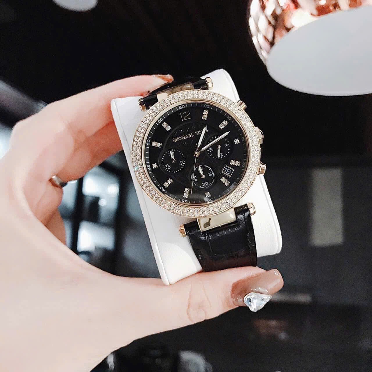 Đồng Hồ Micheal Kors Parker |Nữ Giới |Đính Đá Vàng Gold |Dây Da Màu Đen |Máy Pin (Quartz) |Size 39mm |donghogiatot.vn