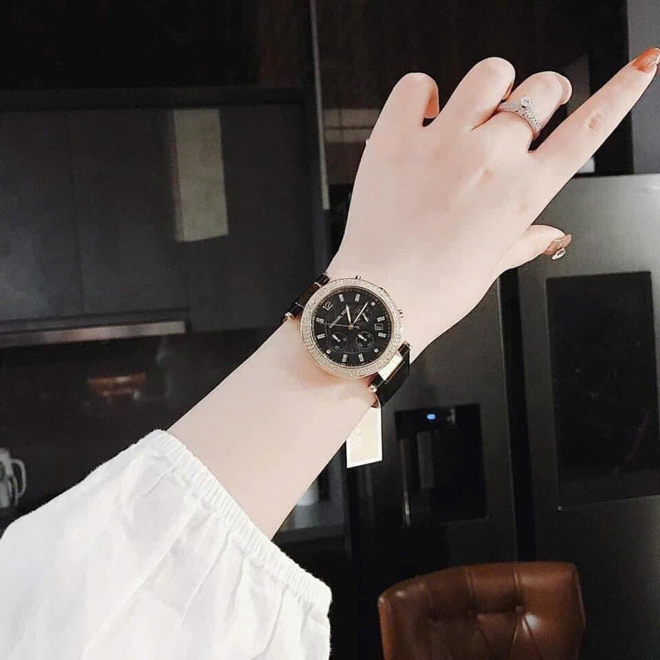 Đồng Hồ Micheal Kors Parker |Nữ Giới |Đính Đá Vàng Gold |Dây Da Màu Đen |Máy Pin (Quartz) |Size 39mm |donghogiatot.vn