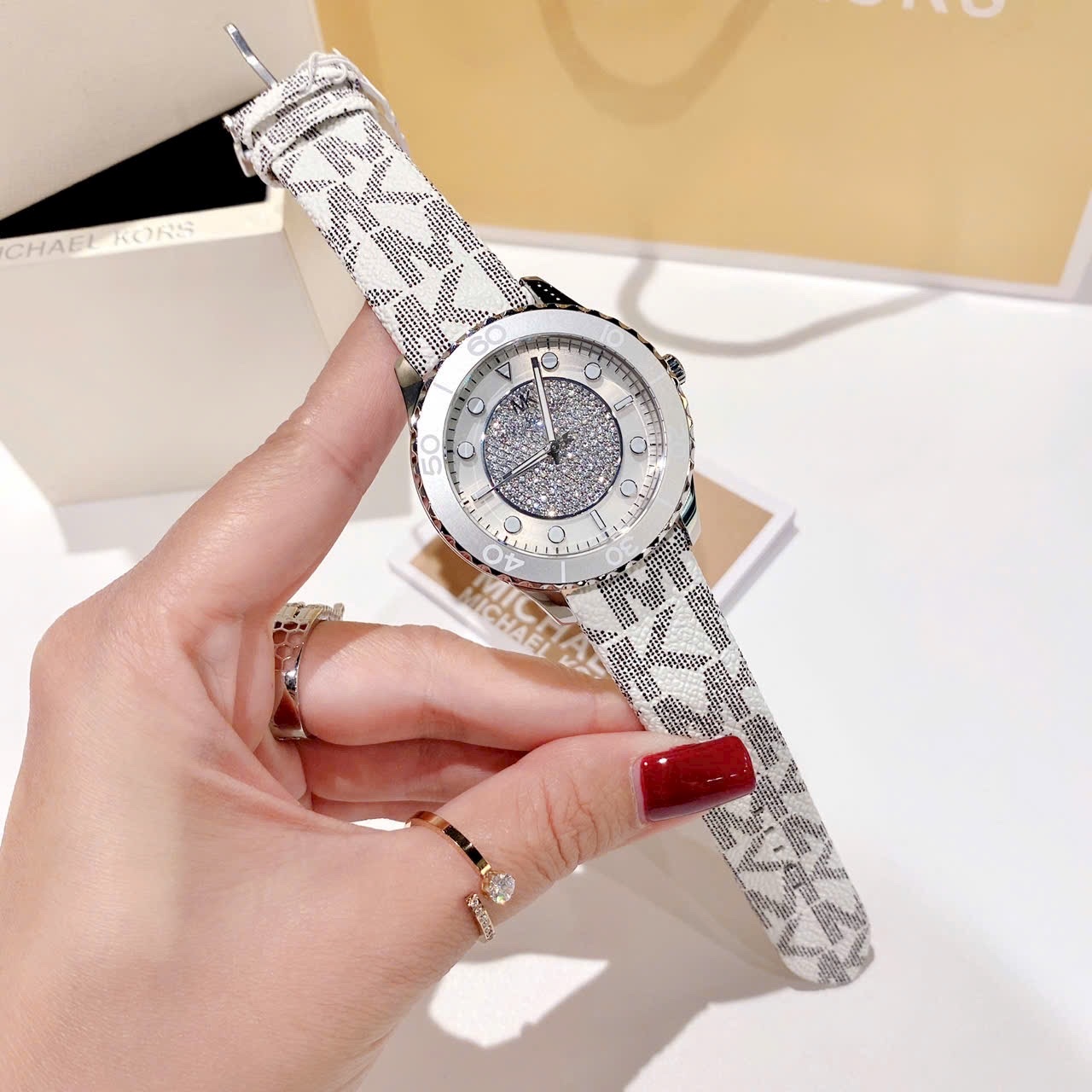 Đồng Hồ Michael Kors Runway |Nữ Giới |Siver |Mặt Tròn |Dây Da Trắng |Máy Pin (Quartz) |Size 40mm |donghogiatot.vn