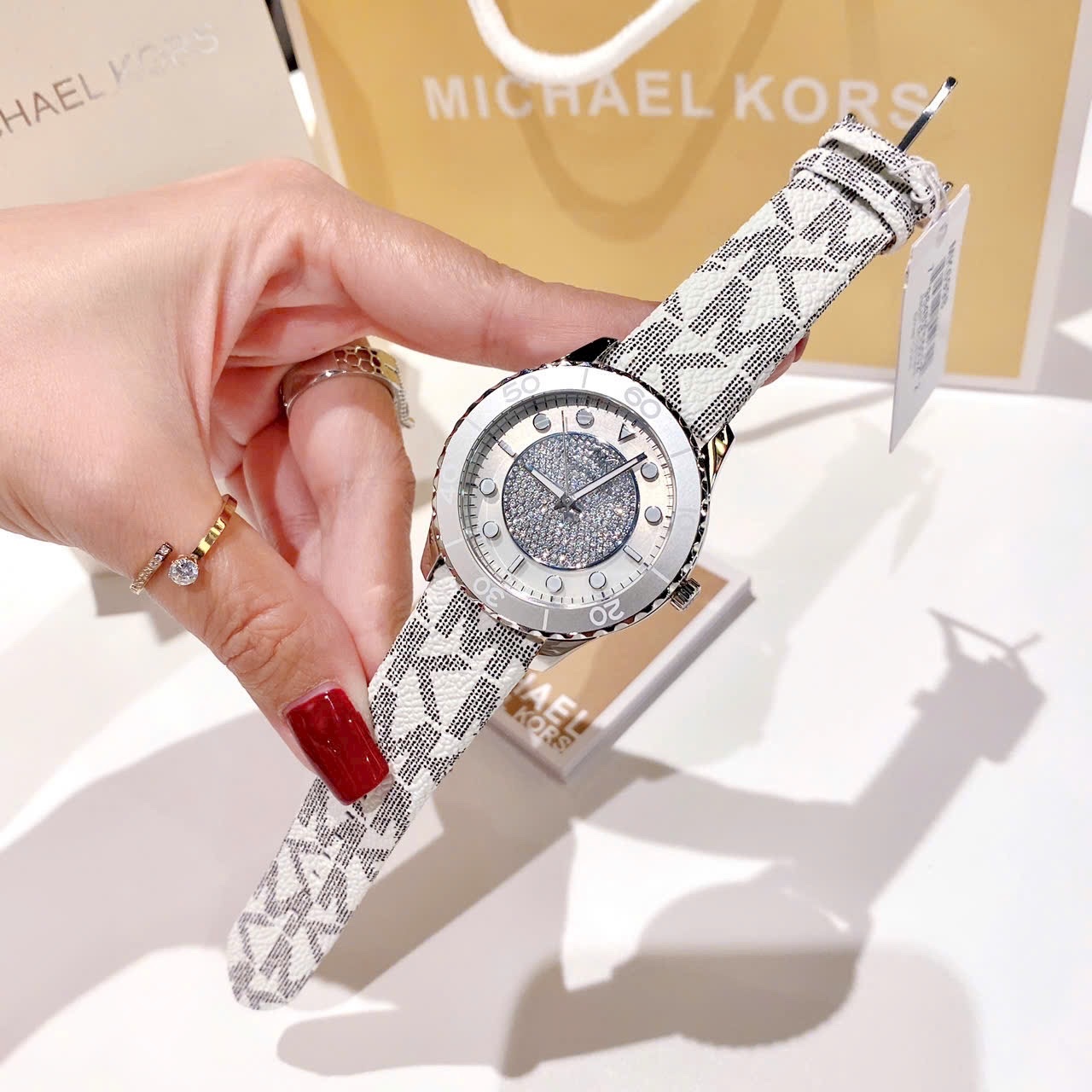 Đồng Hồ Michael Kors Runway |Nữ Giới |Siver |Mặt Tròn |Dây Da Trắng |Máy Pin (Quartz) |Size 40mm |donghogiatot.vn