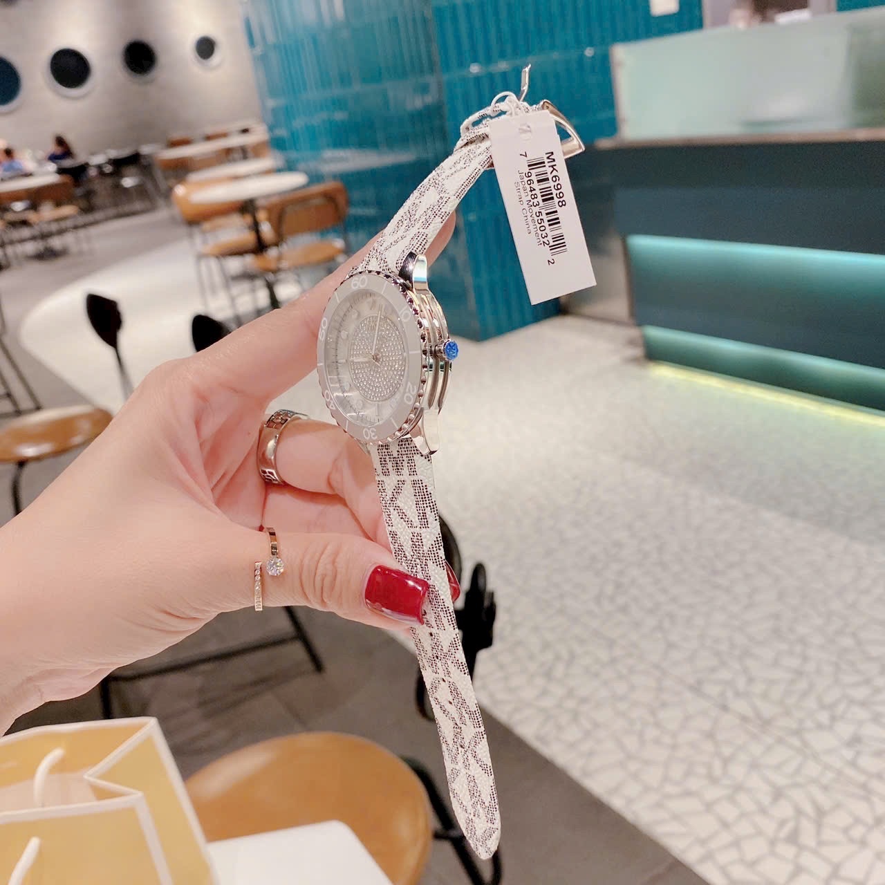 Đồng Hồ Michael Kors Runway |Nữ Giới |Siver |Mặt Tròn |Dây Da Trắng |Máy Pin (Quartz) |Size 40mm |donghogiatot.vn