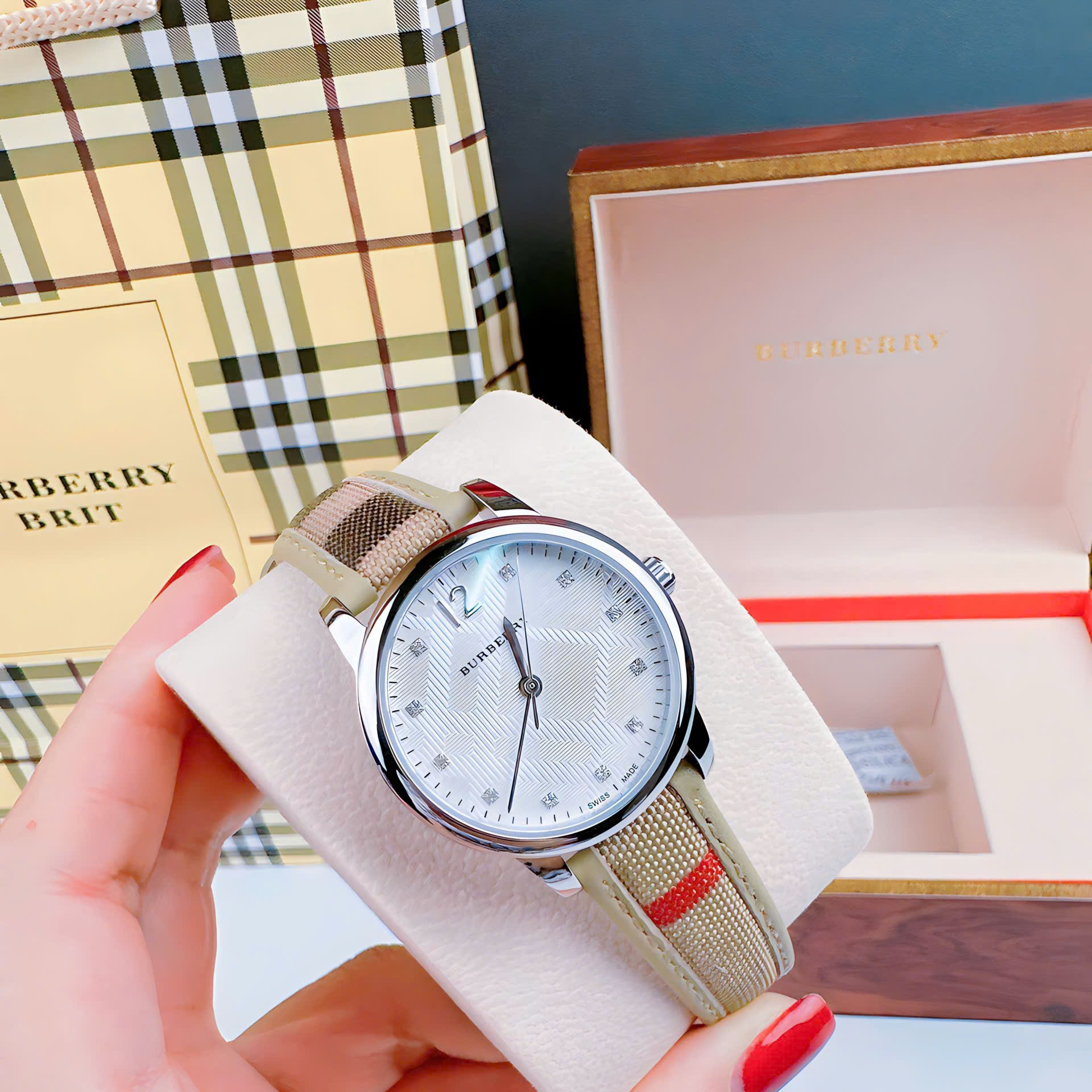 Đồng Hồ Burberry The Classic |Nữ Giới |Mặt Trắng |Đính Đá |Dây Vải Bọc Da Nude |Máy Pin (Quartz) |Size 32mm |donghogiatot.vn