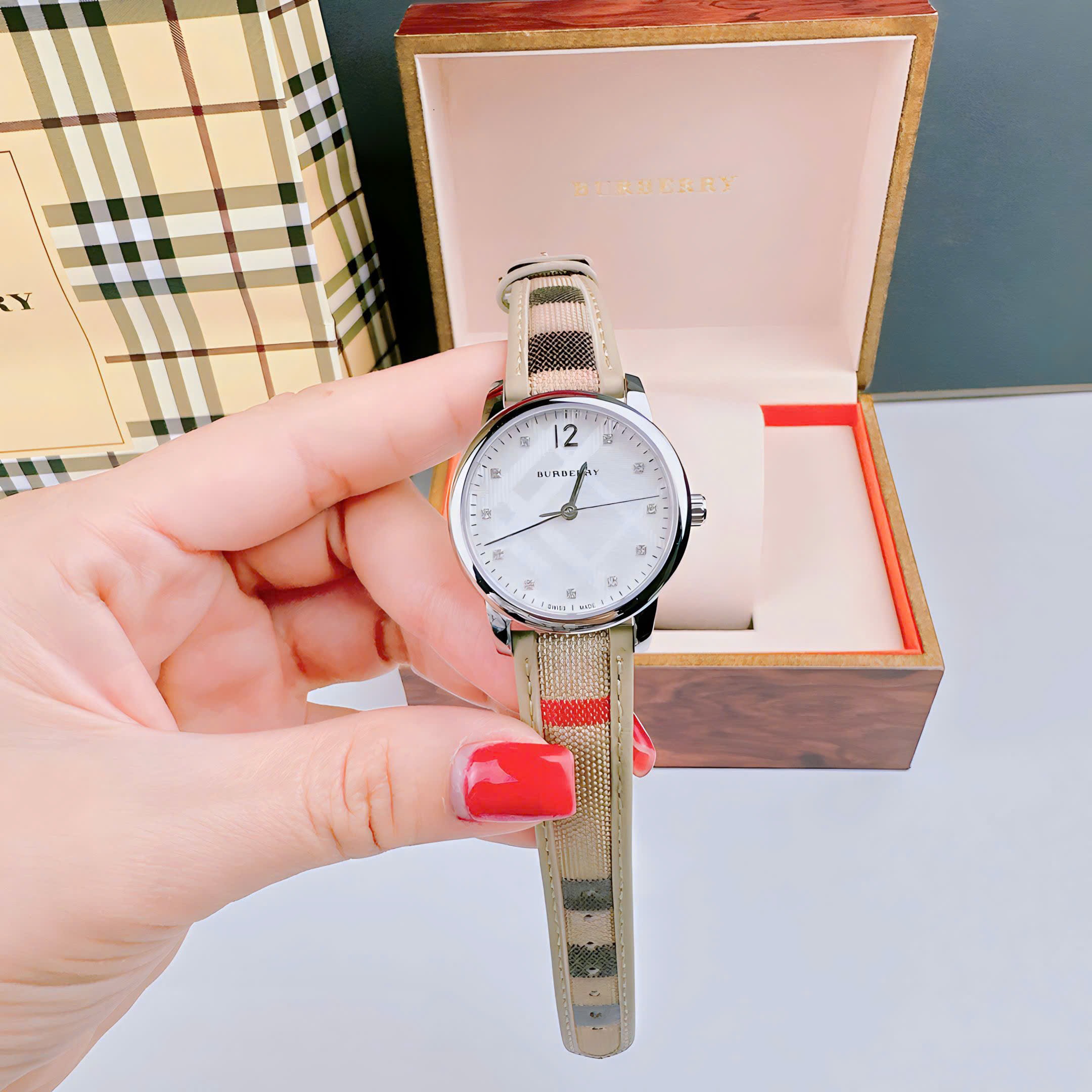 Đồng Hồ Burberry The Classic |Nữ Giới |Mặt Trắng |Đính Đá |Dây Vải Bọc Da Nude |Máy Pin (Quartz) |Size 32mm |donghogiatot.vn