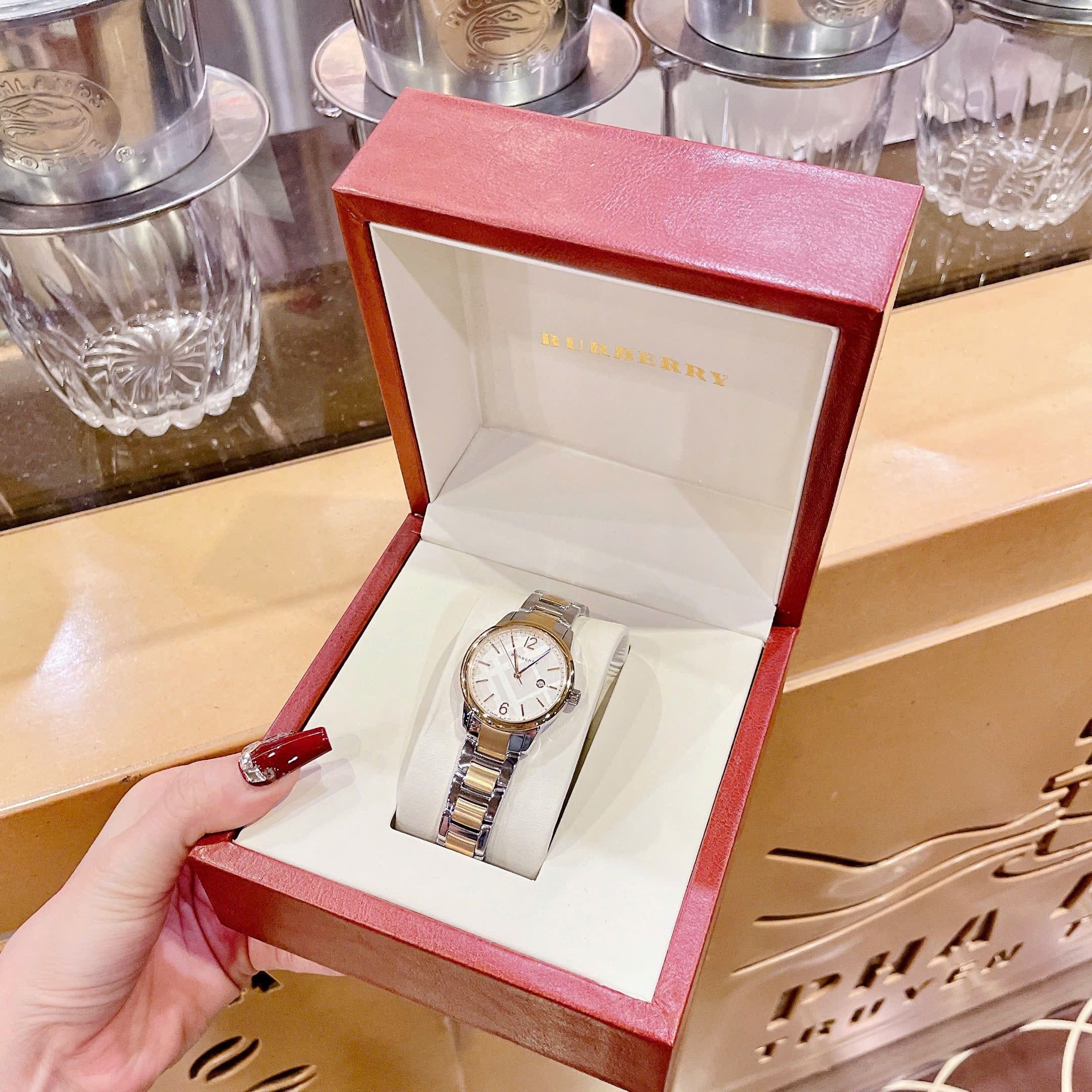 Đồng Hồ Burberry The Classic Round |Nữ Giới |Dây Kim Loại Demi Vàng Gold |Máy Pin (Quartz) |Size 32mm |donghogiatot.vn