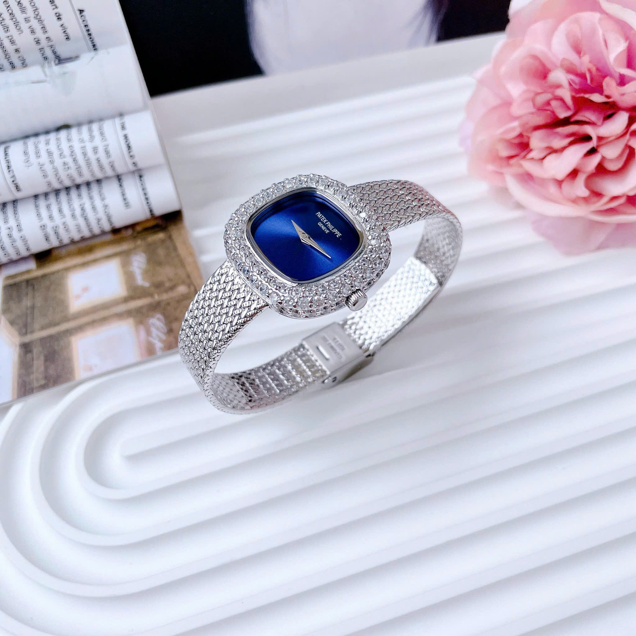 Đồng Hồ Patek Philippe Mặt Vuông |Nữ giới |Xanh Dương |Dây Lưới Silver |Máy Pin (Quartz) |Size 32mm |Donghogiatot.vn