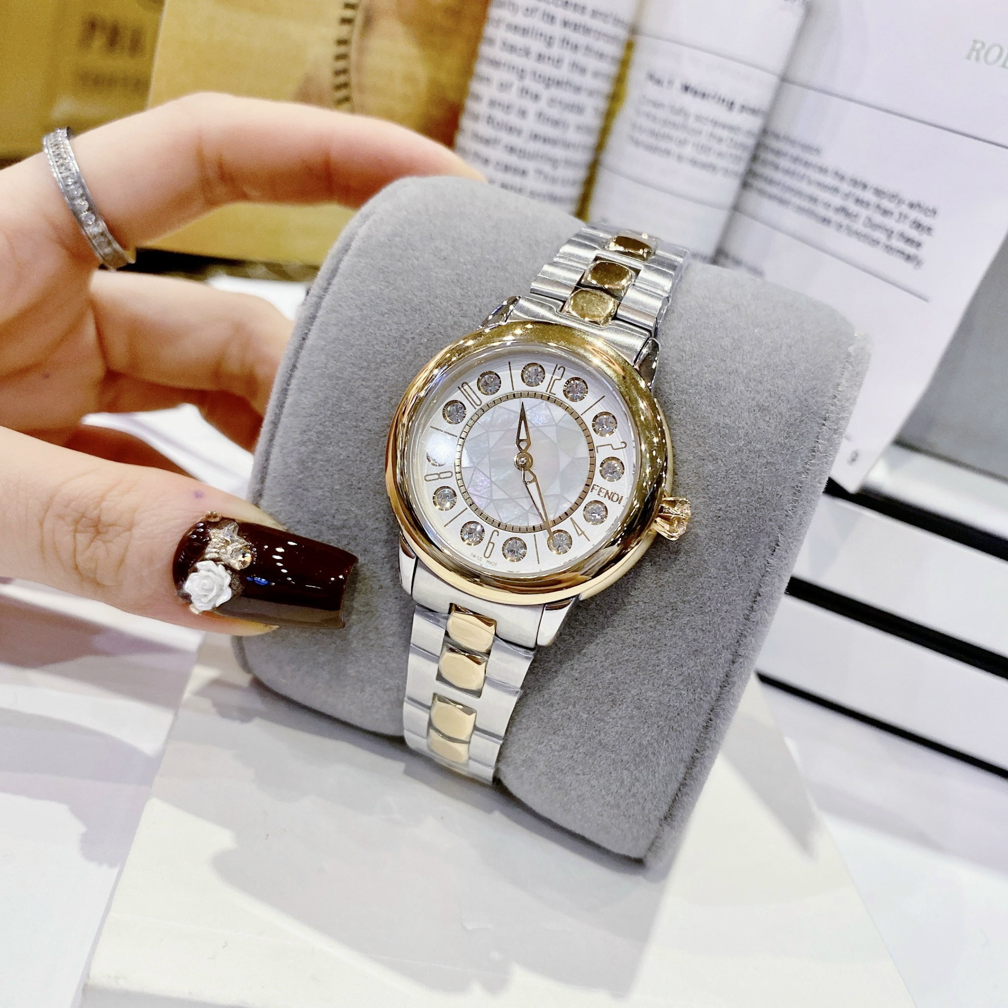 Đồng Hò Fendi IShine |Nữ Giới |Dây Đeo Kim Loại |Demi Vàng Gold |Máy Pin (Quartz) |Donghogiatot.vn