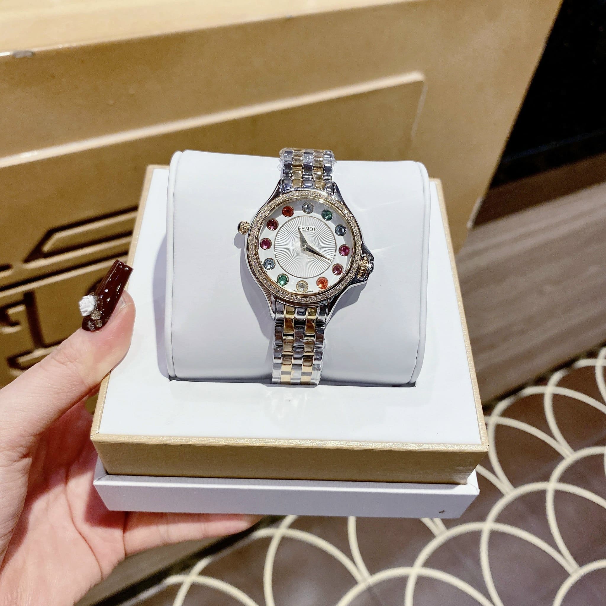 Đồng Hồ Fendi Crazy Carats |Nữ Giới |Mặt Trắng |Đá Xoay 3 Màu |Dây Kim Loại Demi Vàng |Máy Pin (Quartz) |Size 33mm |donghogiatot.vn