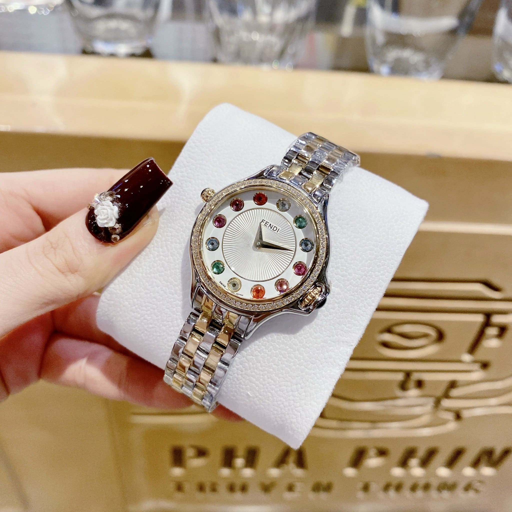 Đồng Hồ Fendi Crazy Carats |Nữ Giới |Mặt Trắng |Đá Xoay 3 Màu |Dây Kim Loại Demi Vàng |Máy Pin (Quartz) |Size 33mm |donghogiatot.vn