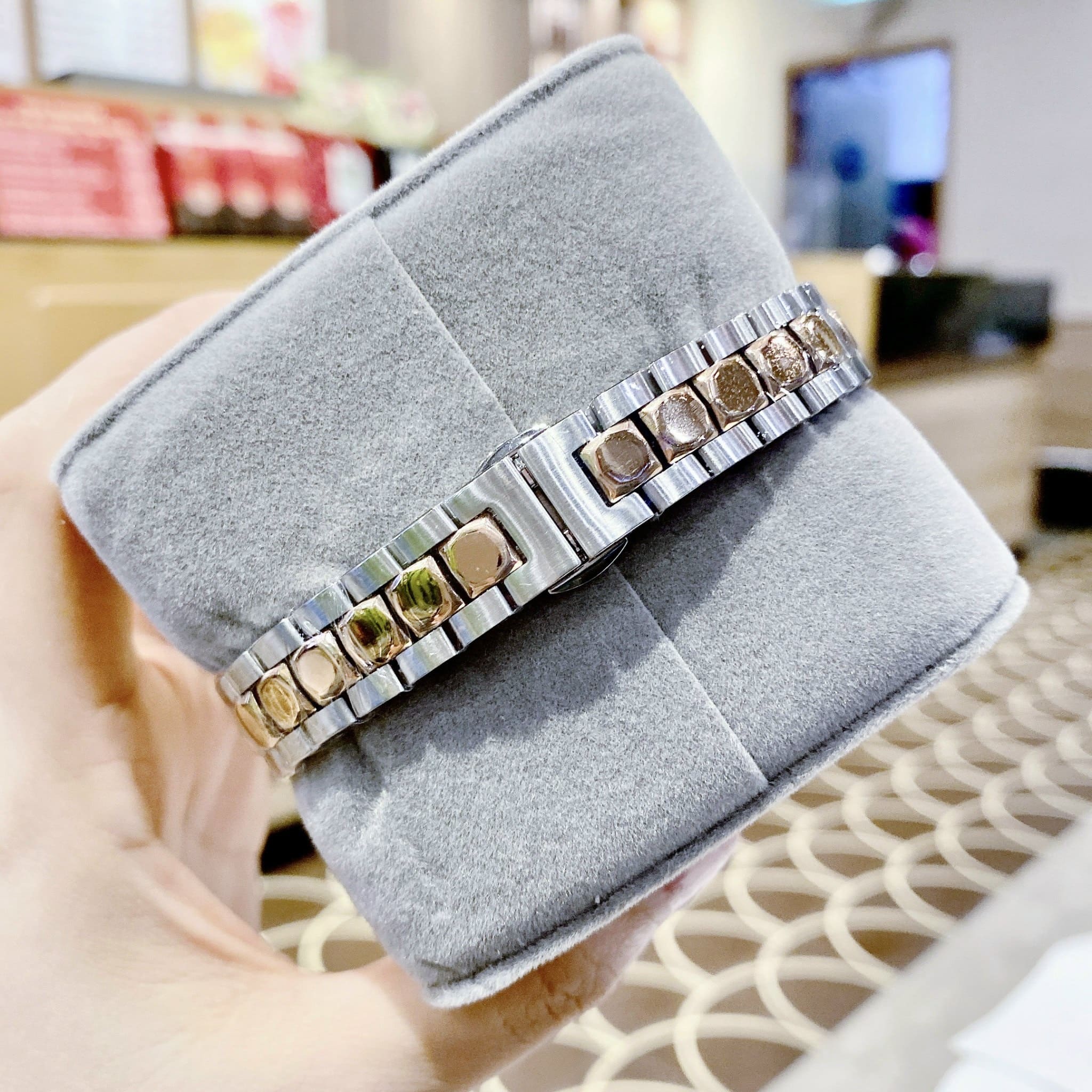 Đồng Hồ Fendi IShine |Nữ Giới |Mặt Tròn |Đính Diamond Đỏ |Dây Kim Loại Demi Rose |Máy Pin (Quartz) |Size 33mm |donghogiatot.vn