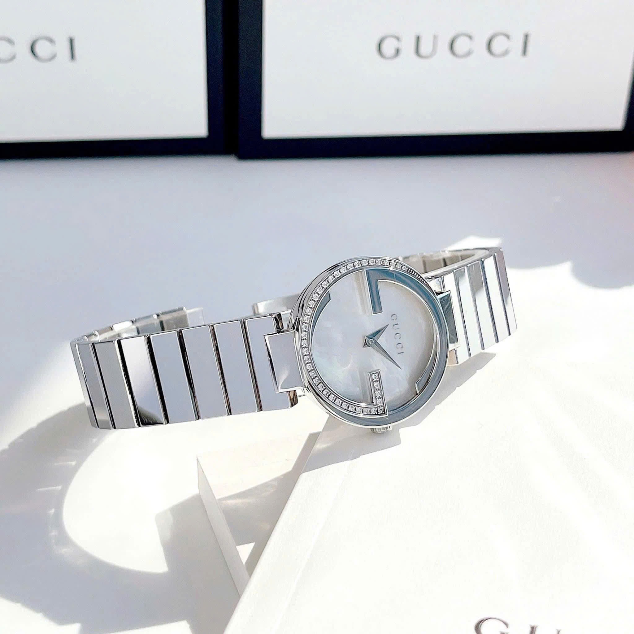 Đồng Hồ Gucci Interlocking Đính Đá |Nữ |Mặt Xà Cừ Trắng |Dây Kim Loại Silver |Máy Pin (Quartz) |Size 30mm |donghogiatot.vn