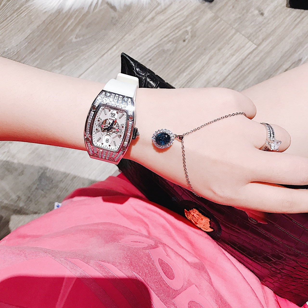 Đồng Hồ Hanboro Dây Cao Su Trắng |Mặt Oval Cỏ 4 Lá |Nữ Giới |Máy Pin (Quartz) |Size 32x45mm [donghogiatot.vn]