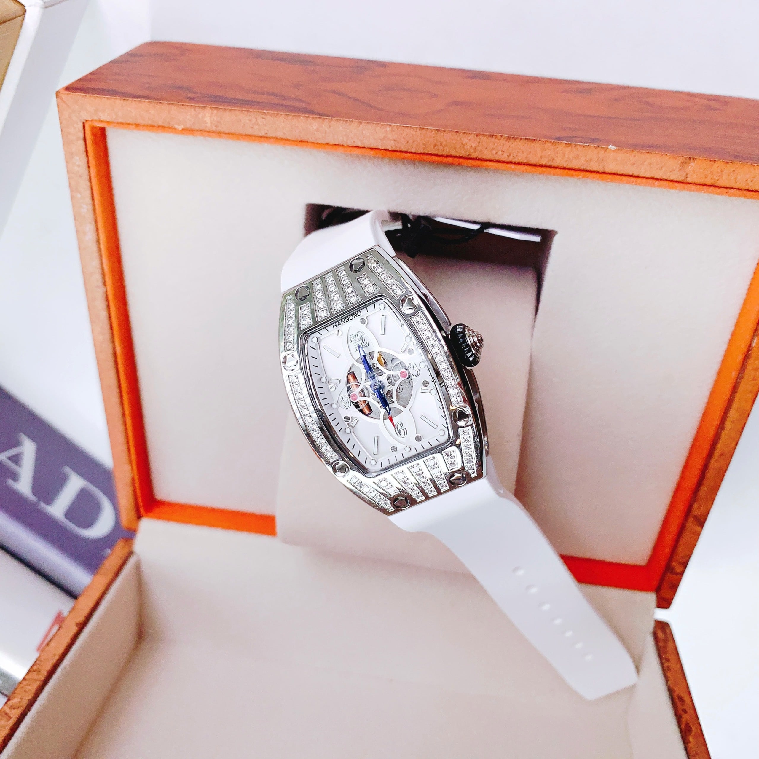 Đồng Hồ Hanboro Dây Cao Su Trắng |Mặt Oval Cỏ 4 Lá |Nữ Giới |Máy Pin (Quartz) |Size 32x45mm [donghogiatot.vn]