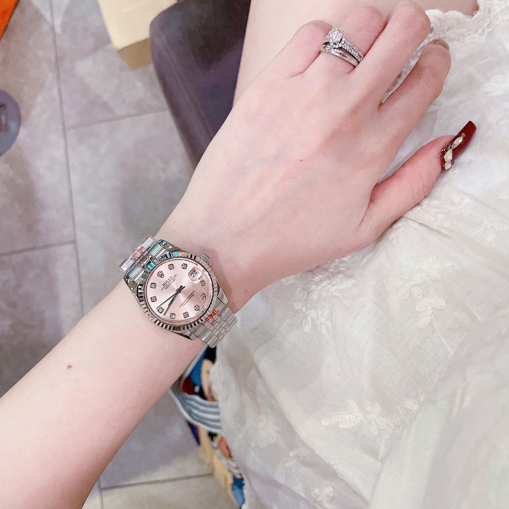 Đồng Hồ Rolex Date Just |Nữ Giới |Mặt Hồng |Niềng Khía |Dây Kim Loại |Máy Pin (Máy Quartz) |Size 31mm |donghogiatot.vn