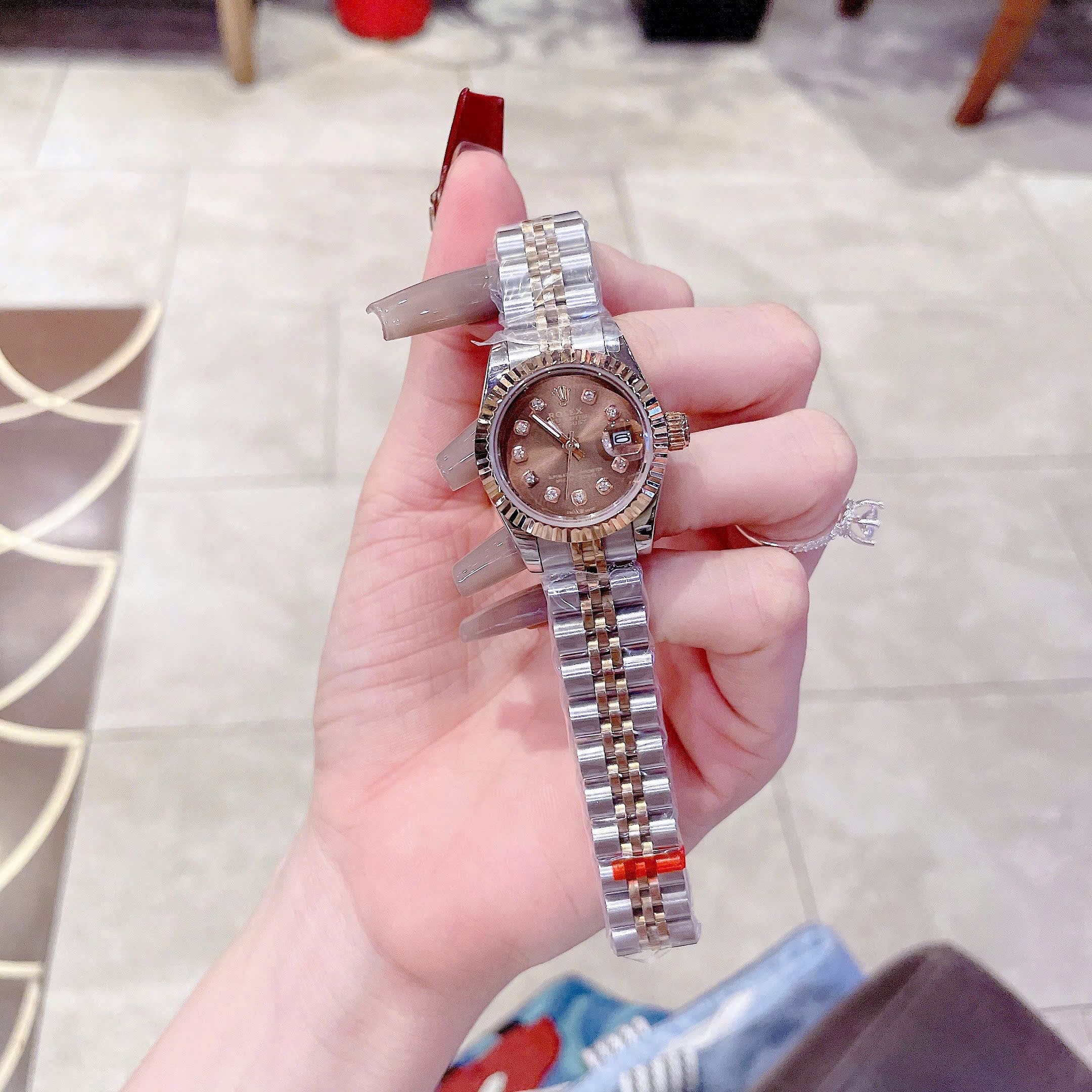 Đồng Hồ Rolex Date Just |Nữ Giới |Mặt Nâu |Niềng Khía |Dây Kim Loại Demi |Máy Pin (Máy Quartz) |Size 28mm |donghogiatot.vn