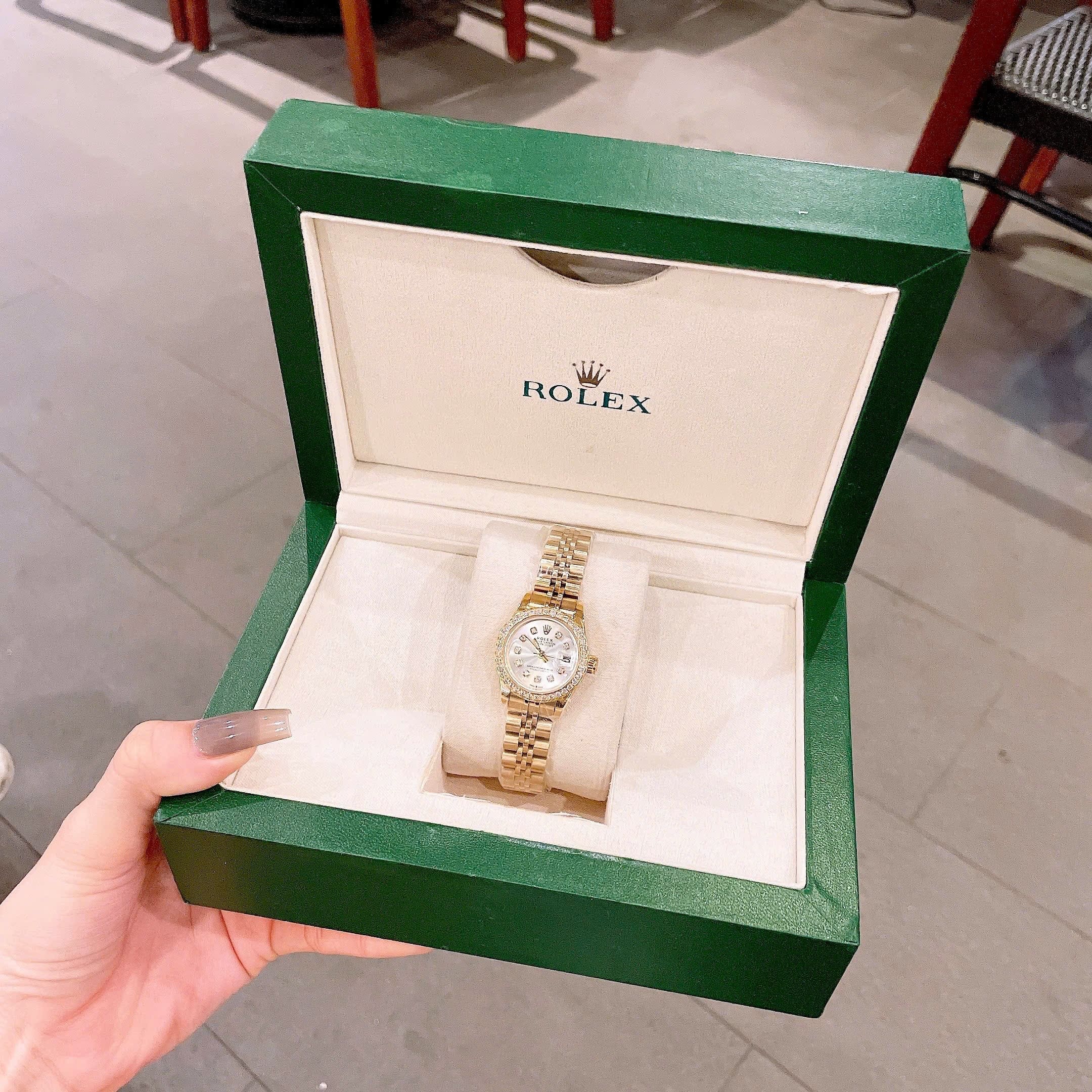 Đồng Hồ Rolex Date Just |Nữ Giới |Mặt Trắng |Đính Đá |Dây Kim Loại Vàng Gold |Máy Pin (Máy Quartz) |Size 28mm |donghogiatot.vn
