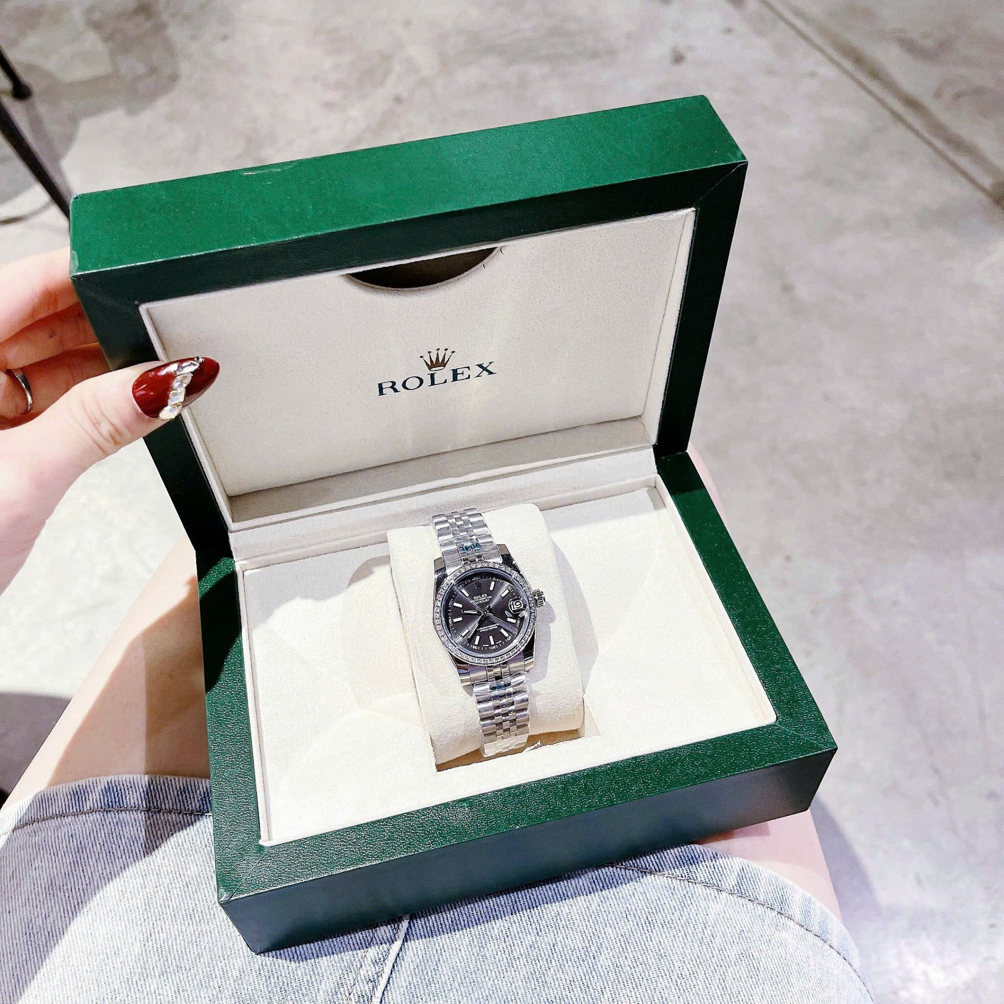 Đồng Hồ Rolex Date Just |Nữ Giới |Mặt Xám |Đính Đá |Dây Kim Loại Silver |Máy Pin (Máy Quartz) |Size 31mm |donghogiatot.vn