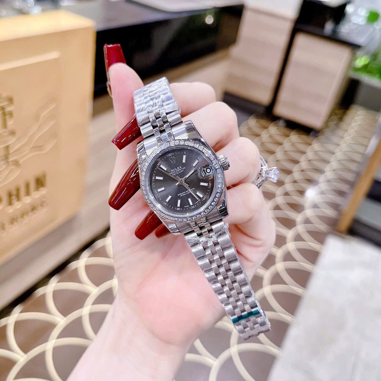 Đồng Hồ Rolex Date Just |Nữ Giới |Mặt Xám |Đính Đá |Dây Kim Loại Silver |Máy Pin (Máy Quartz) |Size 31mm |donghogiatot.vn