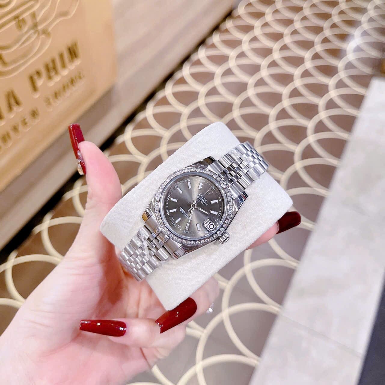 Đồng Hồ Rolex Date Just |Nữ Giới |Mặt Xám |Đính Đá |Dây Kim Loại Silver |Máy Pin (Máy Quartz) |Size 31mm |donghogiatot.vn