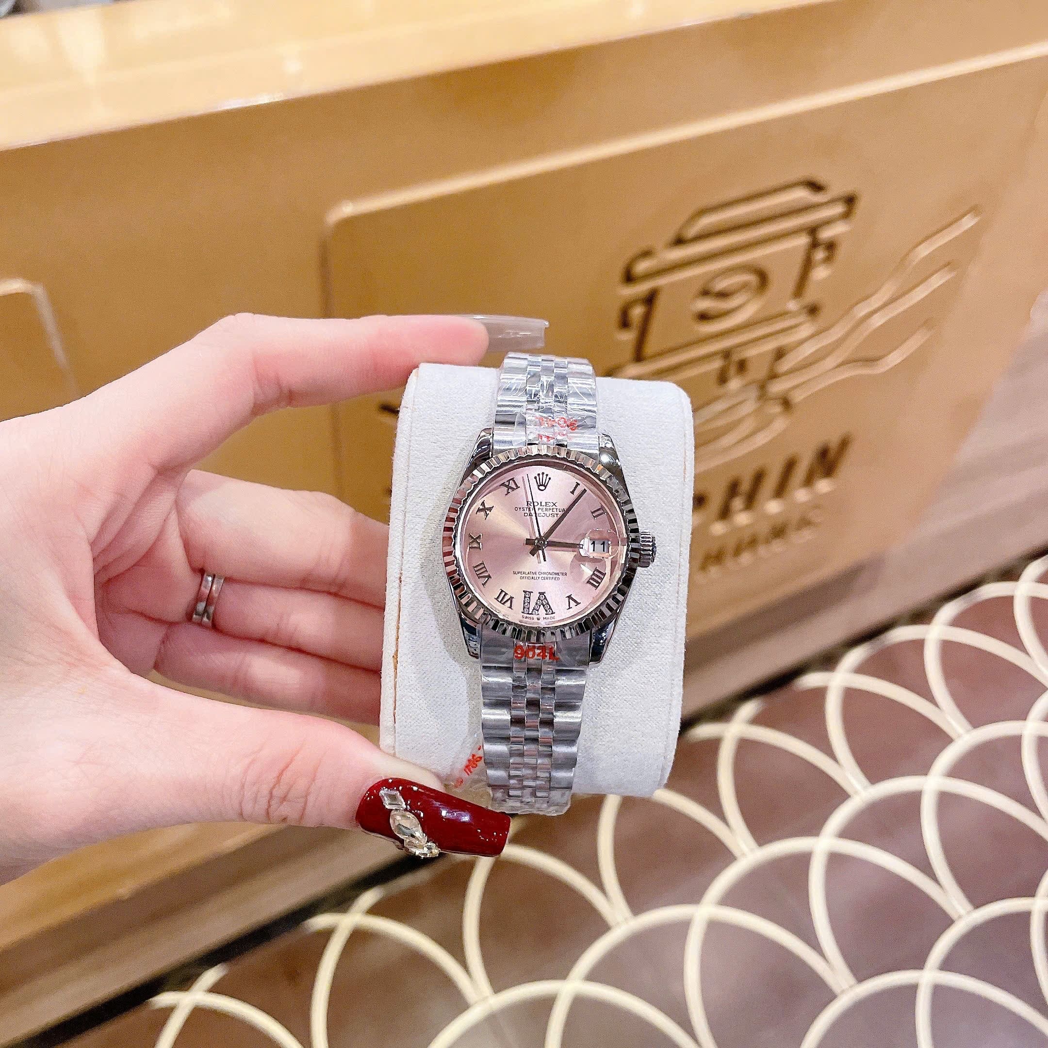 Đồng Hồ Rolex Mặt Số La Mã |Nữ Giới |Hồng |Niềng Khía |Dây Kim Loại |Máy Pin (Máy Quartz) |Size 31mm |donghogiatot.vn