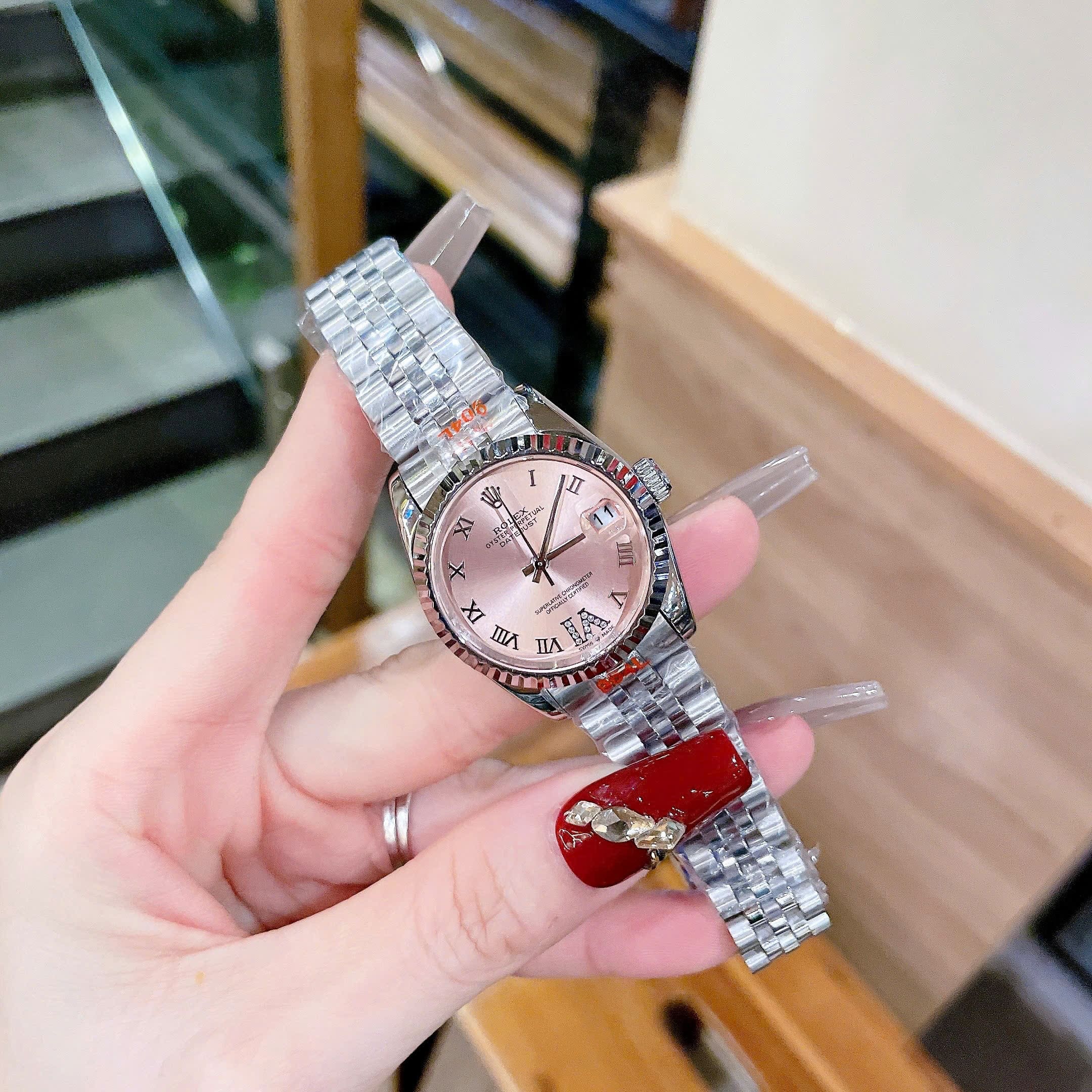 Đồng Hồ Rolex Mặt Số La Mã |Nữ Giới |Hồng |Niềng Khía |Dây Kim Loại |Máy Pin (Máy Quartz) |Size 31mm |donghogiatot.vn