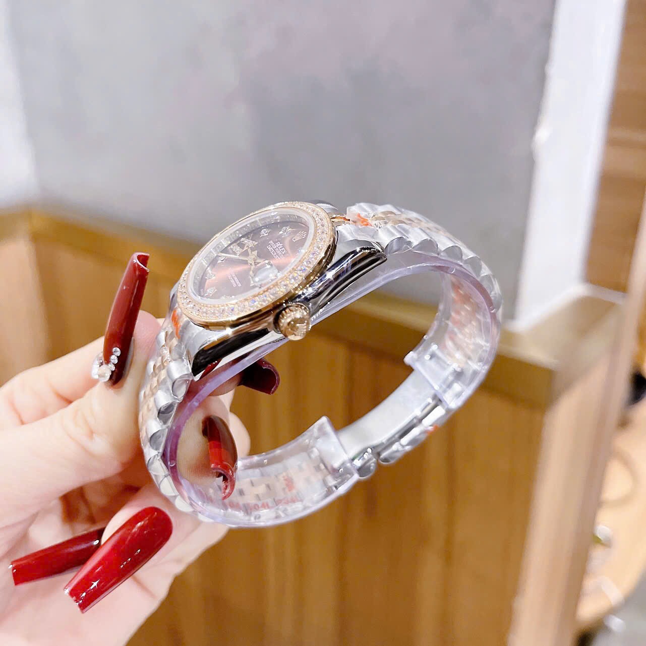 Đồng Hồ Rolex Niềng Đá |Nữ Giới |Mặt Nâu |Đính Đá Ngôi Sao |Dây Kim Loại Demi |Máy Pin (Máy Quartz) |Size 31mm |donghogiatot.vn