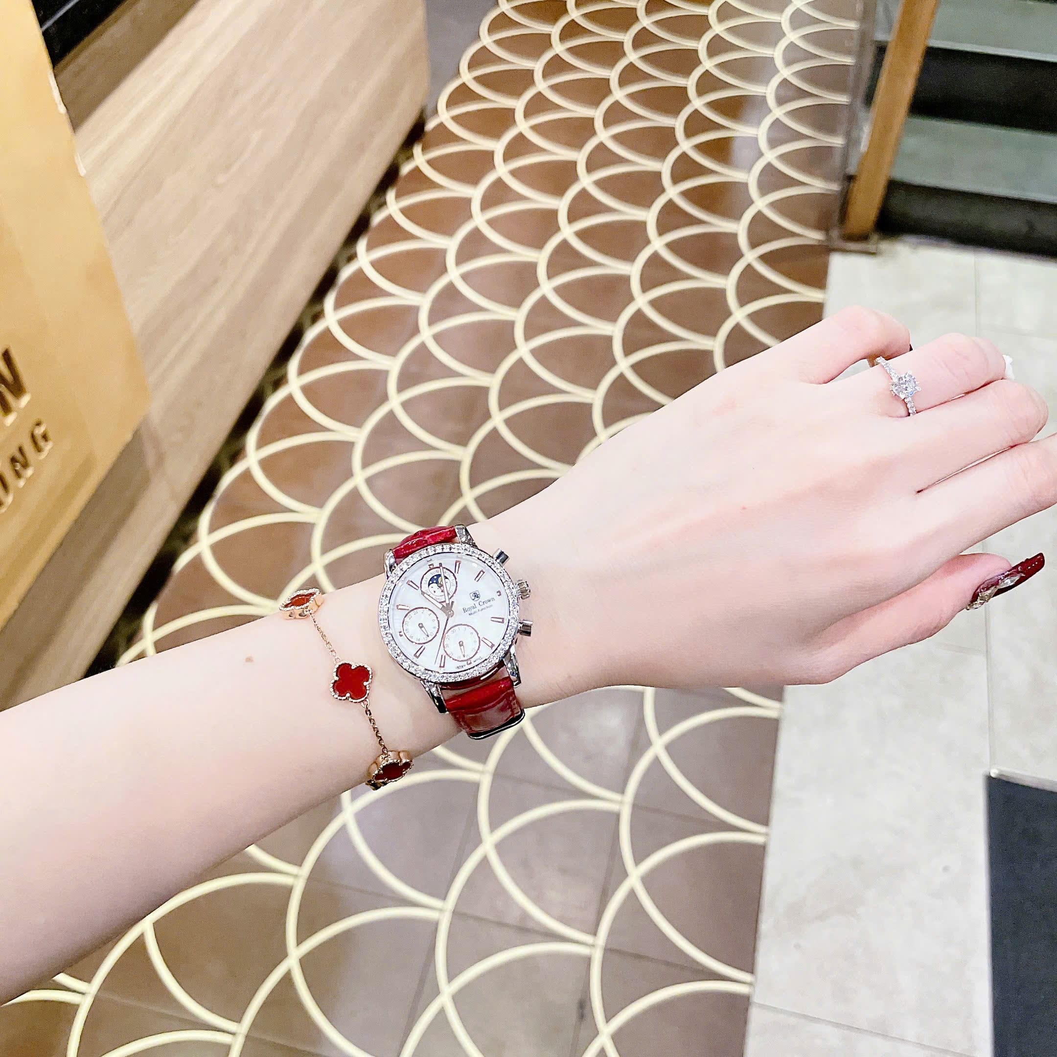 Đồng Hồ Royal Crown 6 Kim |Nữ Giới |Mặt Đính Đá |Dây Da Đỏ |Máy Pin (Quartz) |Size 34mm |donghogiatot.vn