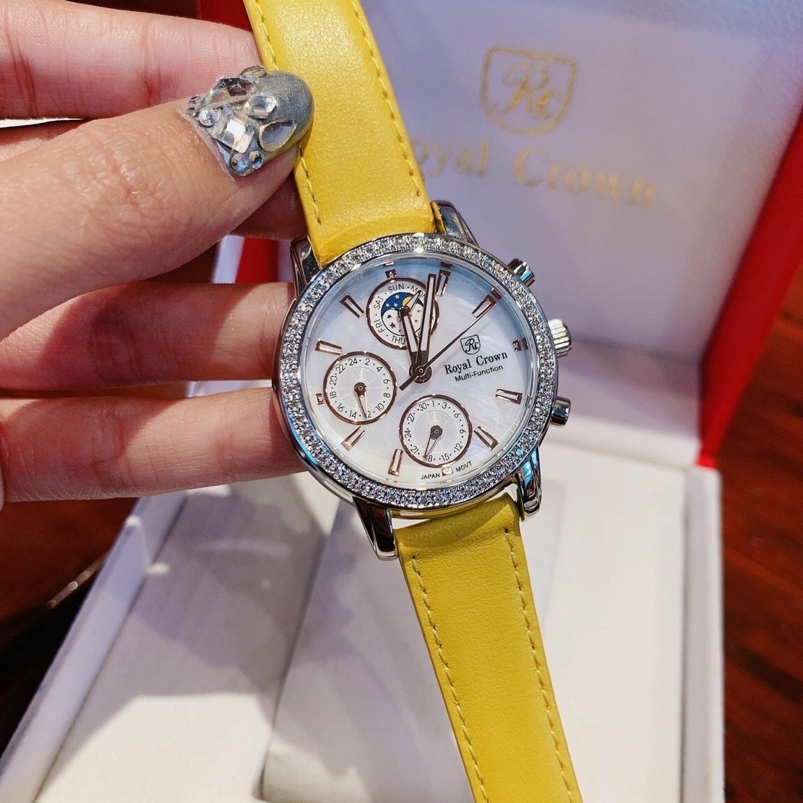Đồng Hồ Royal Crown 6 Kim |Nữ Giới |Mặt Đính Đá |Dây Da Vàng |Máy Pin (Quartz) |Size 34mm |donghogiatot.vn