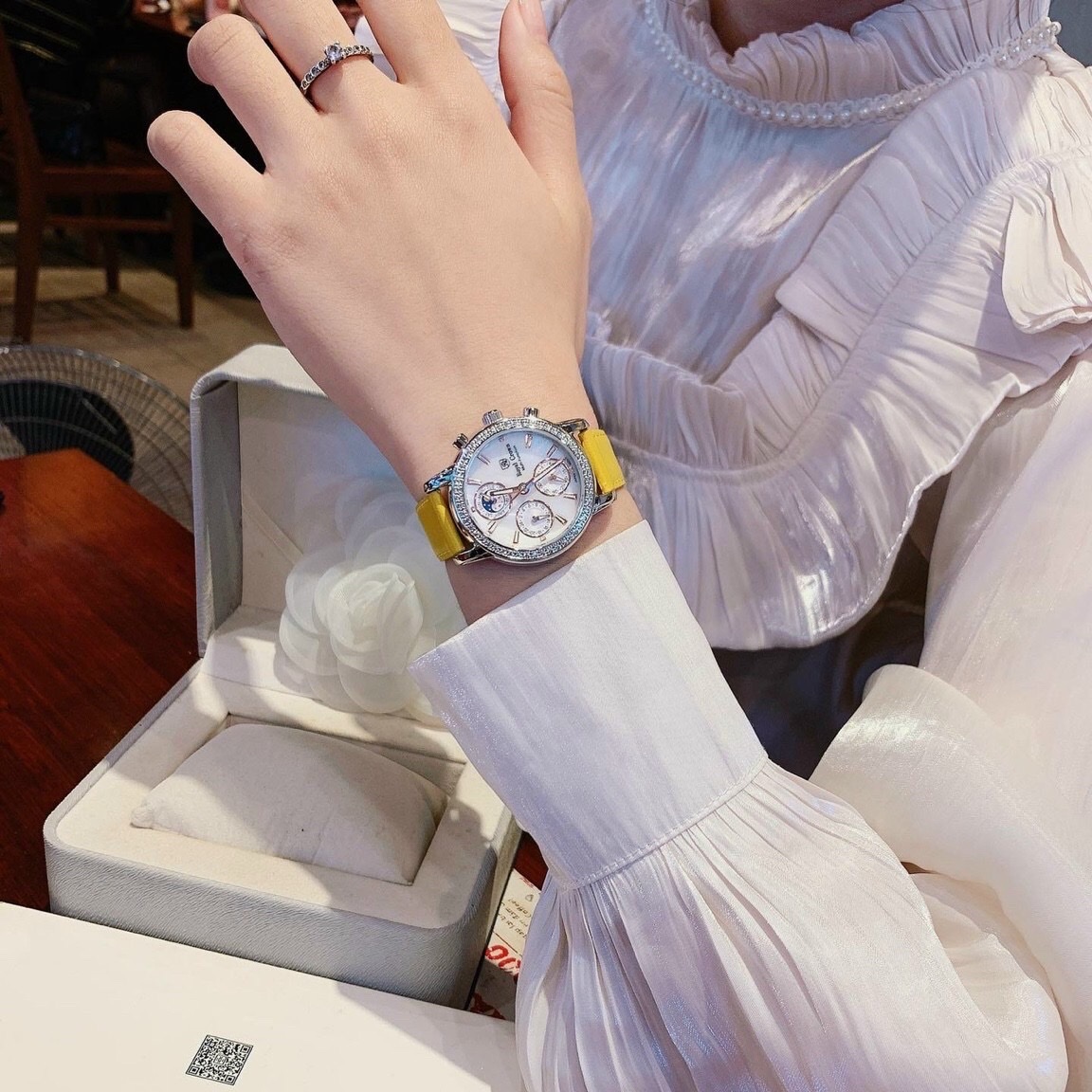 Đồng Hồ Royal Crown 6 Kim |Nữ Giới |Mặt Đính Đá |Dây Da Vàng |Máy Pin (Quartz) |Size 34mm |donghogiatot.vn