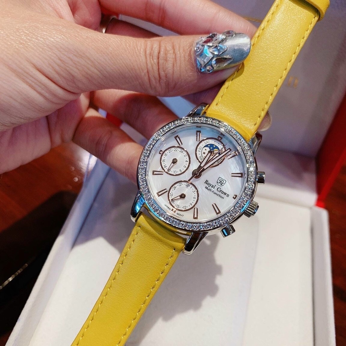 Đồng Hồ Royal Crown 6 Kim |Nữ Giới |Mặt Đính Đá |Dây Da Vàng |Máy Pin (Quartz) |Size 34mm |donghogiatot.vn