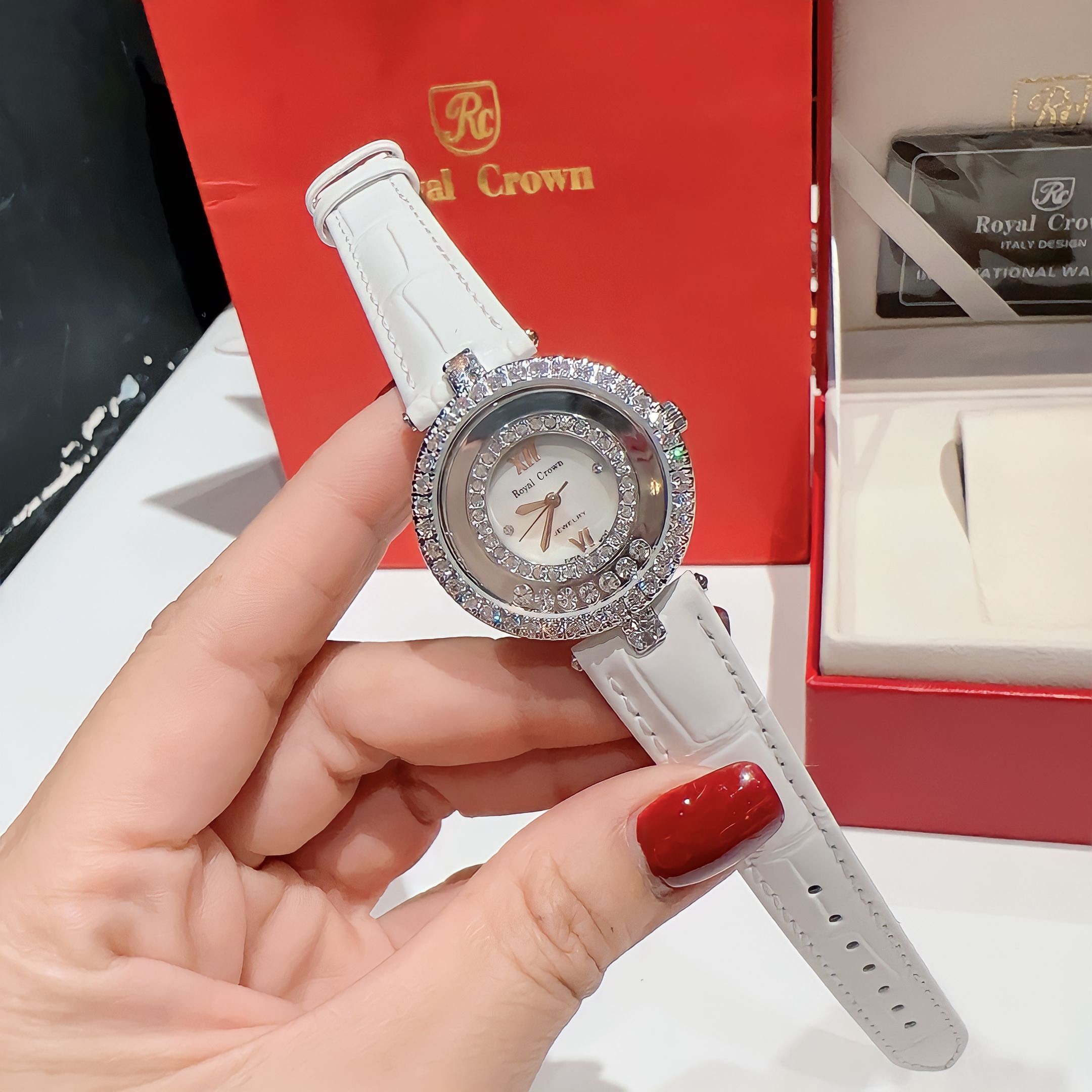 Đồng Hồ Royal Crown Đính Đá Chạy |Nữ Giới |Silver |Dây Da Trắng |Máy Pin (Quartz) |Size 32mm |donghogiatot.vn
