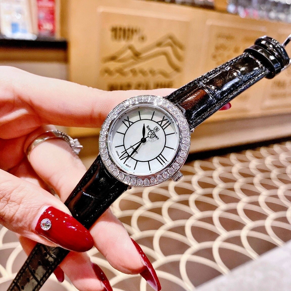 Đồng Hồ Royal Crown Đính Đá |Nữ Giới |Mặt Tròn |Khảm Trai |Dây Da Đen |Máy Pin (Quartz) |Size 34mm |donghogiatot.vn