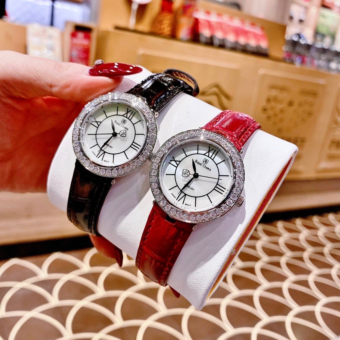Đồng Hồ Royal Crown Đính Đá |Nữ Giới |Mặt Tròn |Khảm Trai |Dây Da Đen |Máy Pin (Quartz) |Size 34mm |donghogiatot.vn