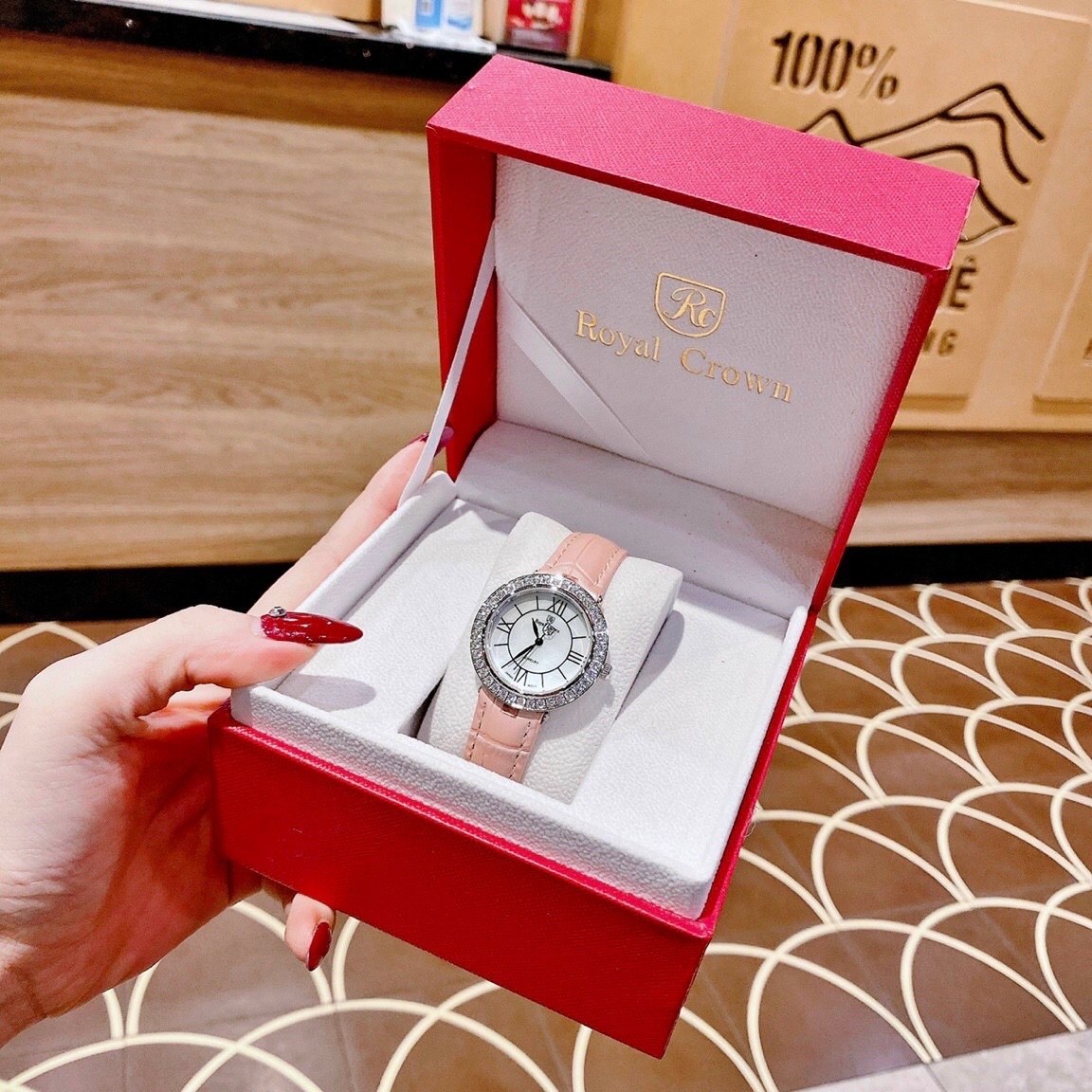 Đồng Hồ Royal Crown Đính Đá |Nữ Giới |Mặt Tròn |Khảm Trai |Dây Da Hồng |Máy Pin (Quartz) |Size 34mm |donghogiatot.vn