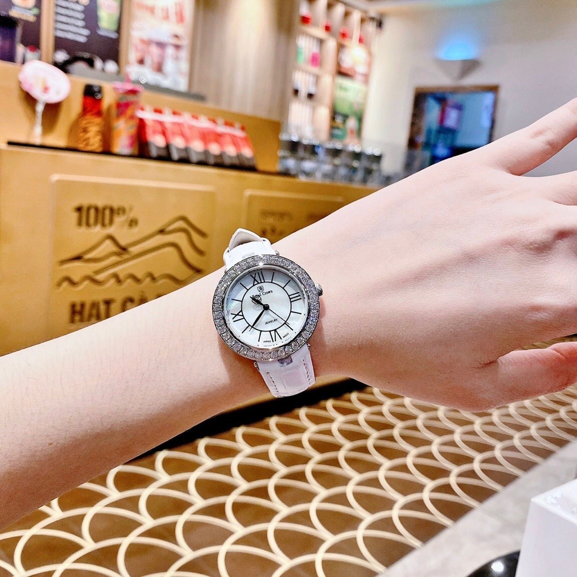 Đồng Hồ Royal Crown Đính Đá |Nữ Giới |Mặt Tròn |Khảm Trai |Dây Da Trắng |Máy Pin (Quartz) |Size 34mm |donghogiatot.vn