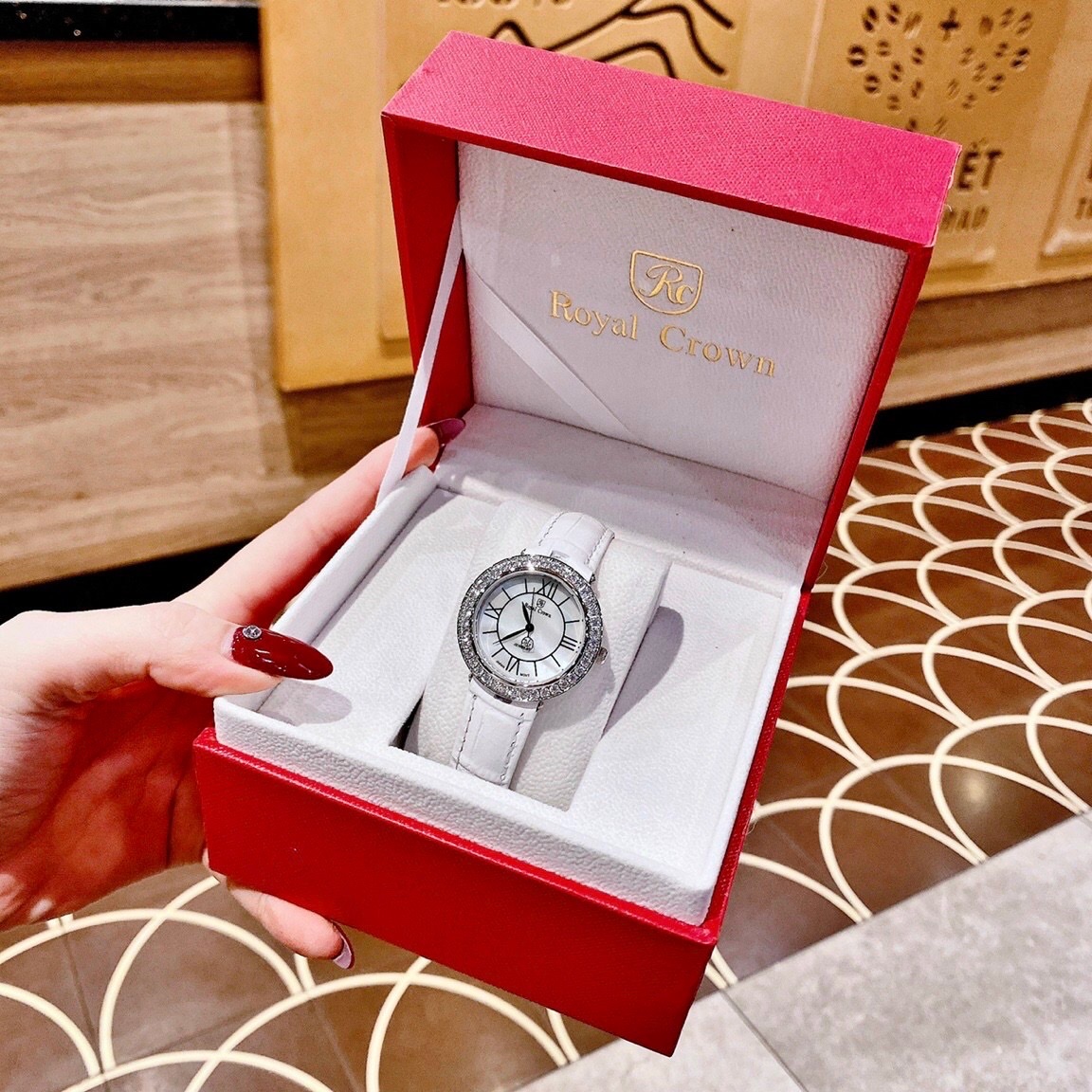 Đồng Hồ Royal Crown Đính Đá |Nữ Giới |Mặt Tròn |Khảm Trai |Dây Da Trắng |Máy Pin (Quartz) |Size 34mm |donghogiatot.vn