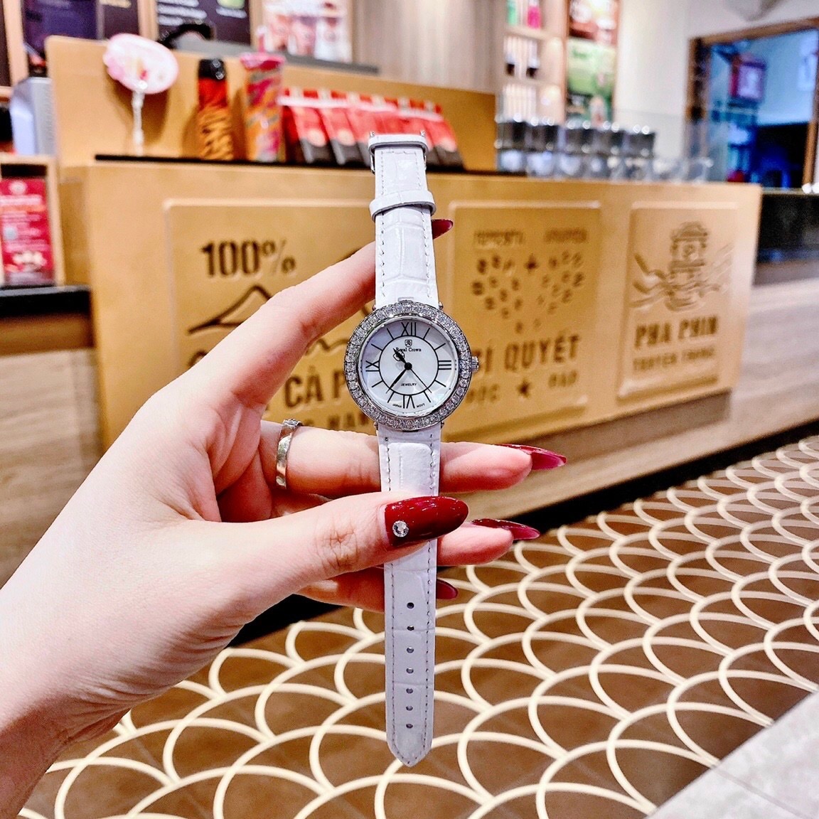 Đồng Hồ Royal Crown Đính Đá |Nữ Giới |Mặt Tròn |Khảm Trai |Dây Da Trắng |Máy Pin (Quartz) |Size 34mm |donghogiatot.vn